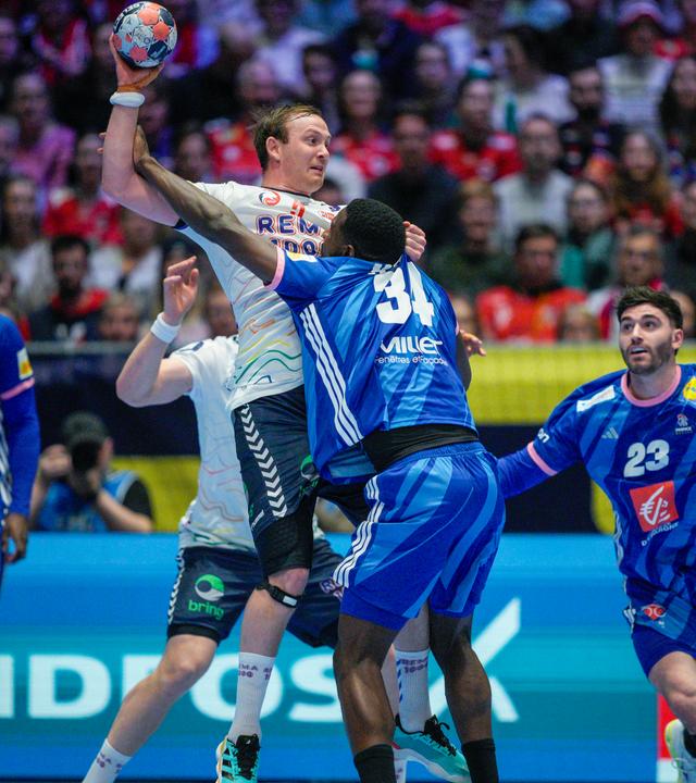 Sander Sagosen (Norwegen) und Karl Konan (Frankreich) kämpfen. 