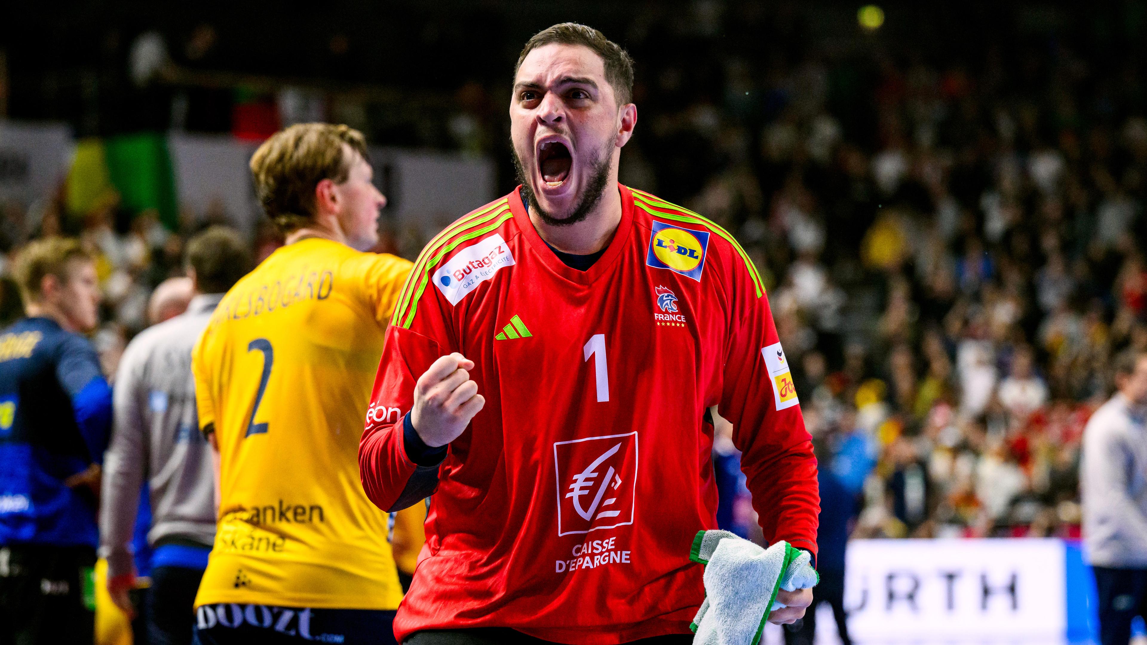 Frankreichs Torwart Samir Bellahcene jubelt.