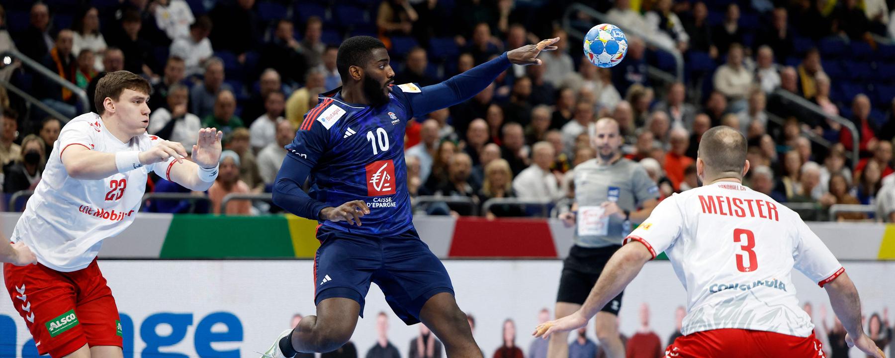 Dika Mem (Frankreich) und Lucas Meister (Schweiz) kämpfen um den Ball.