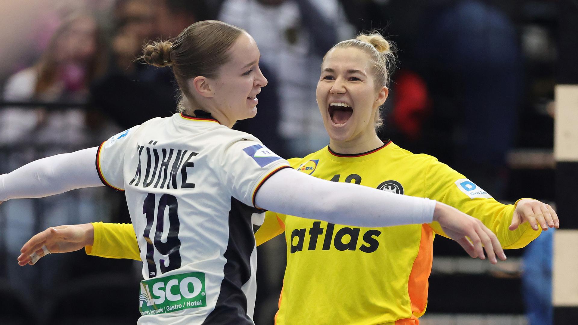 „Nieke Kühne aus Deutschland und Katharina Filter aus Deutschland feiern nach dem Tor.“