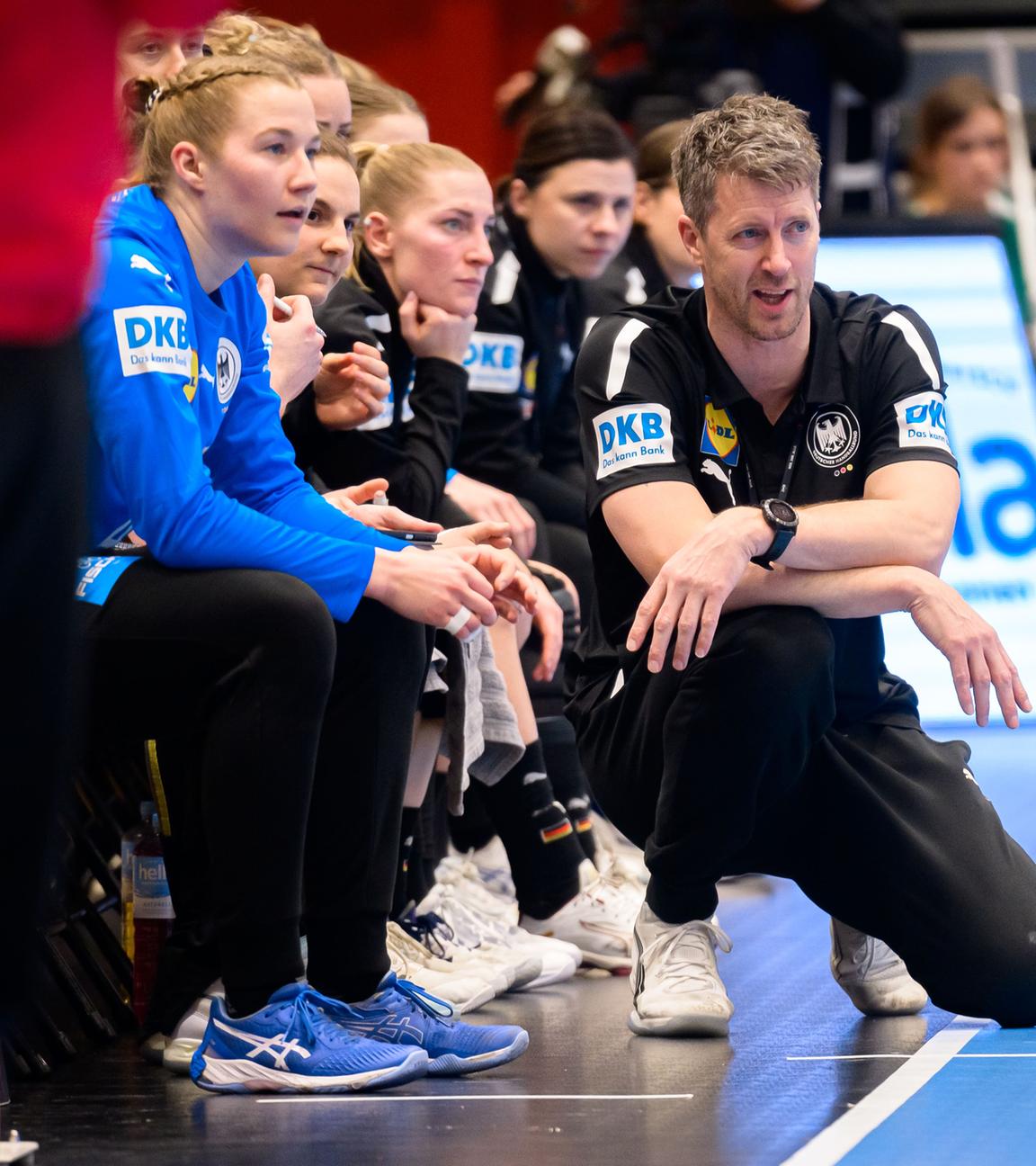 Handball, Frauen, EM-Qualifikation, Deutschland - Slowakei: Torhüterin Katharina Filter (l) und Trainer Markus Gaugisch (r) aus Deutschland am Spielfeldrand.