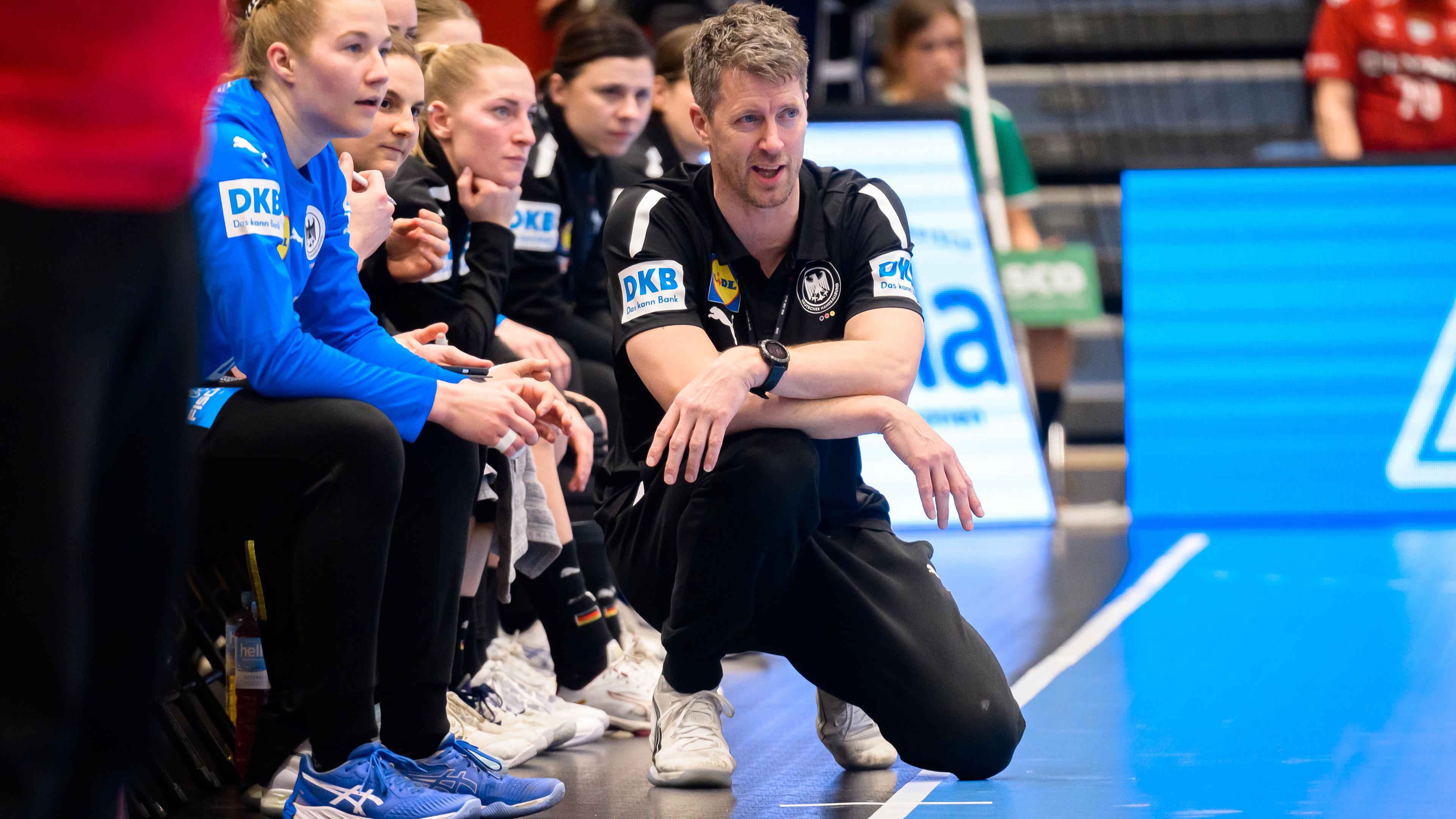 Handball, Frauen, EM-Qualifikation, Deutschland - Slowakei: Torhüterin Katharina Filter (l) und Trainer Markus Gaugisch (r) aus Deutschland am Spielfeldrand.