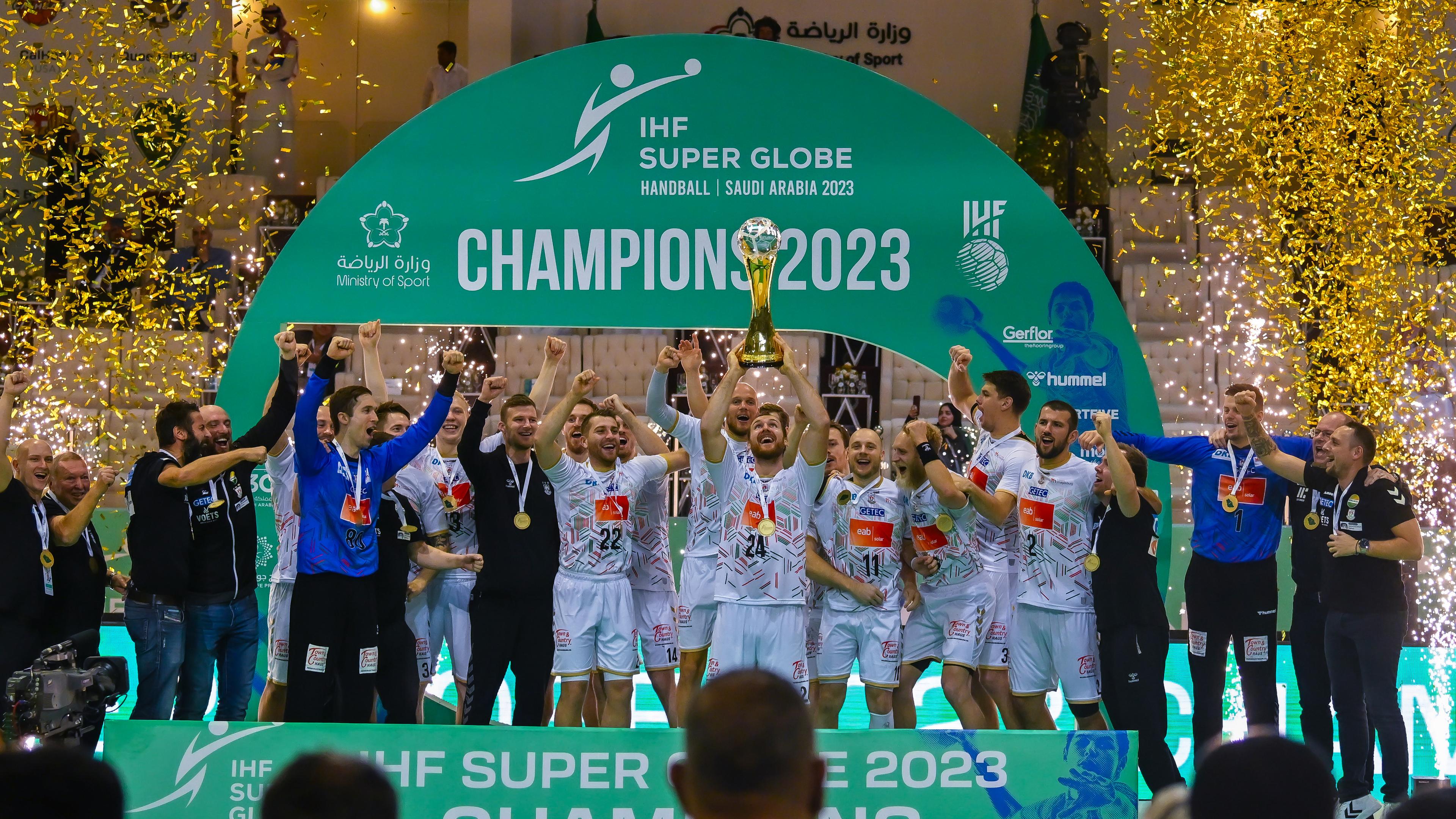 Saudi-Arabien, Dammam: Handball: IHF Super Globe, Füchse Berlin - SC Magdeburg, Finalrunde, Finale. Das Team vom SC Magdeburg zeigt den gewonnenen Pokal.