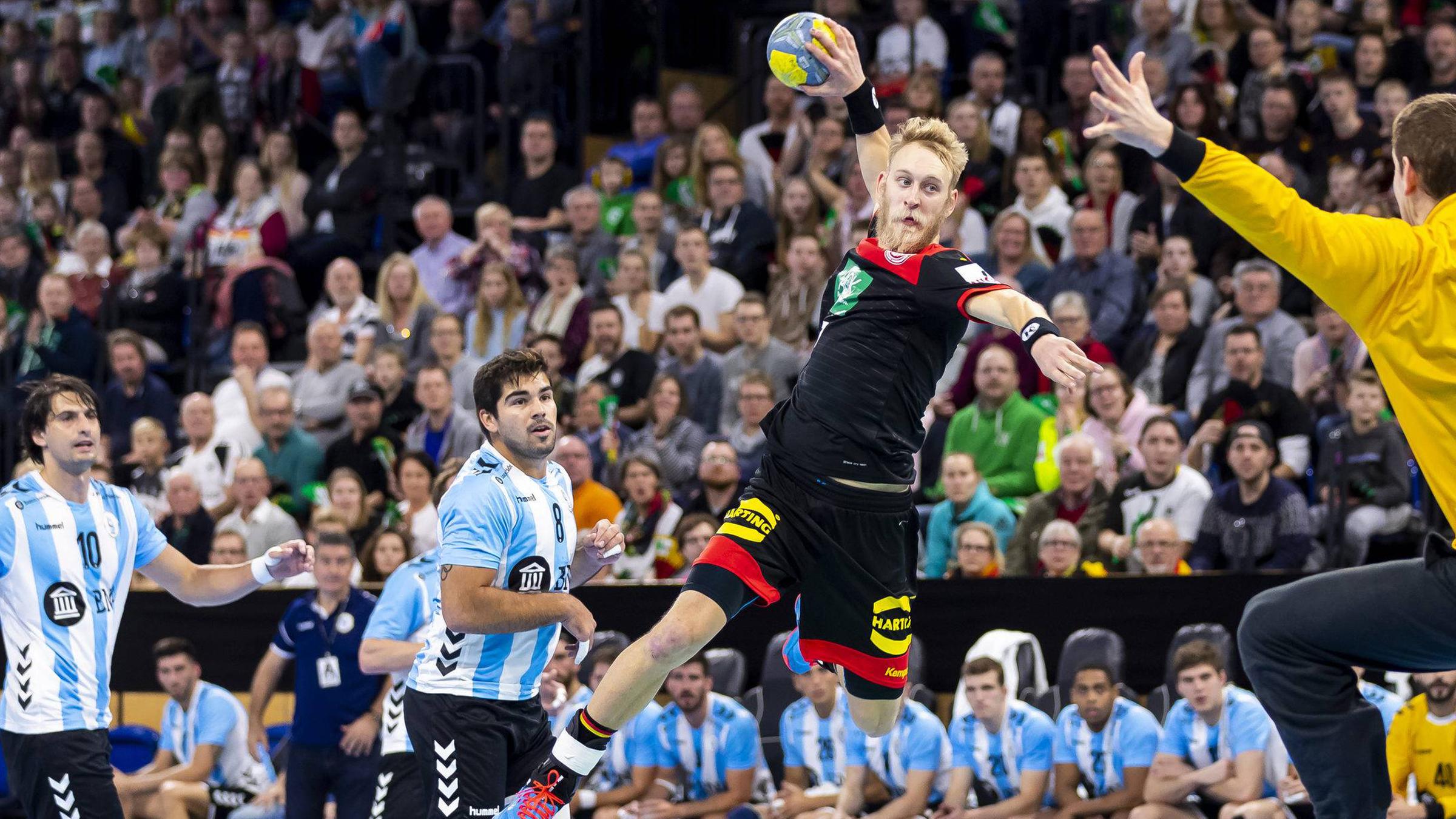 Testspiel Deutschland-Argentinien 6.1.19 Kiel:  Matthias Musche (Nr. 37, Deutschland) im Konter gegen Matias Carlos Schulz (Nr. 1, Argentinien). 