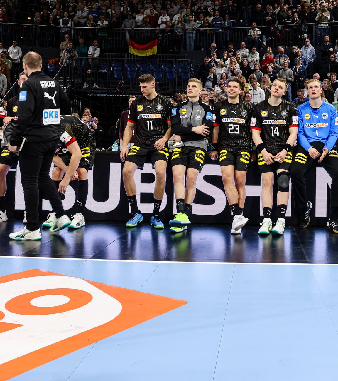 Schleswig-Holstein, Kiel: Handball: Länderspiel, Deutschland - Portugal. Die deutsche Mannschaft steht nach dem Spiel zusammen.