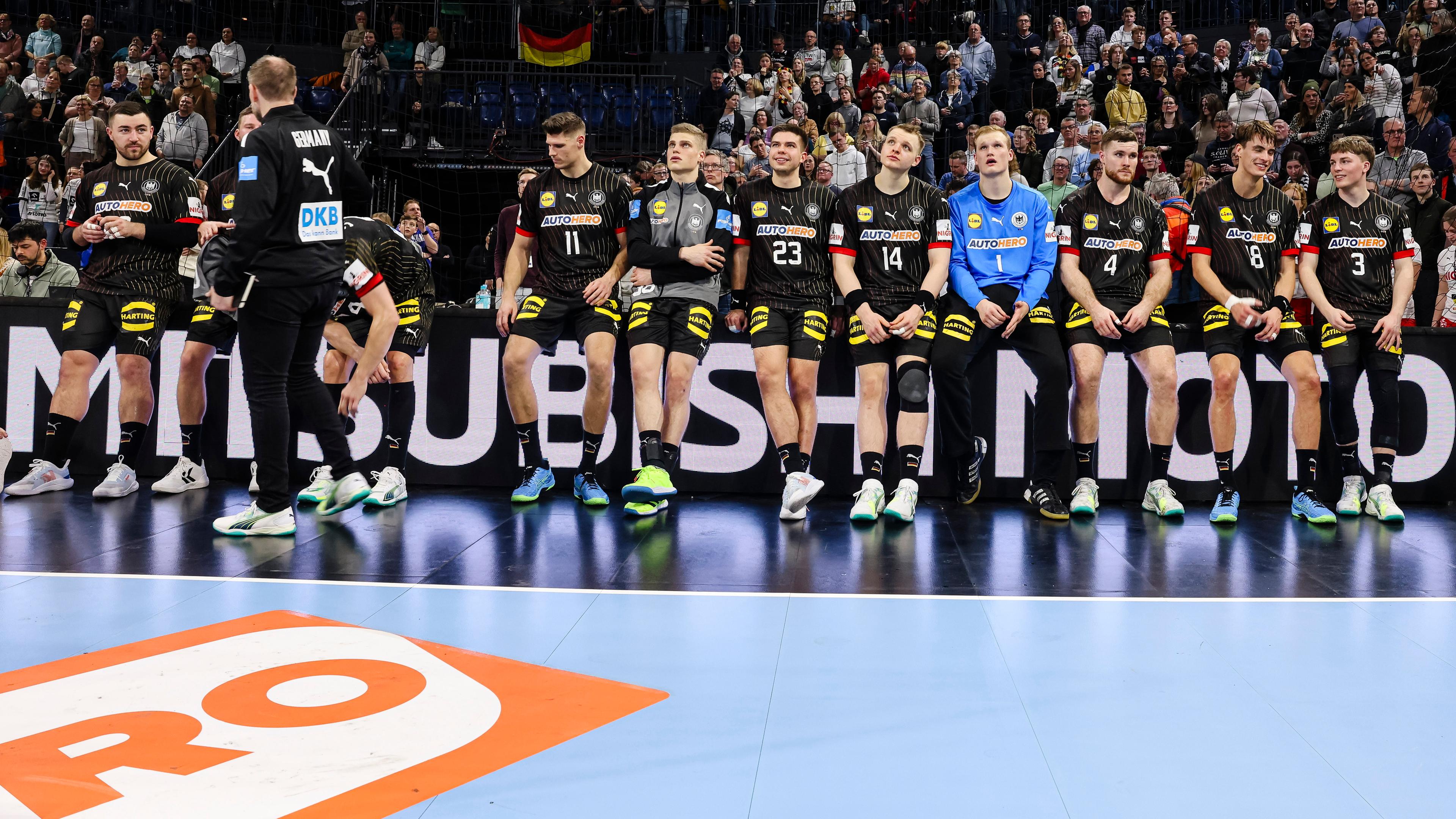 Schleswig-Holstein, Kiel: Handball: Länderspiel, Deutschland - Portugal. Die deutsche Mannschaft steht nach dem Spiel zusammen.