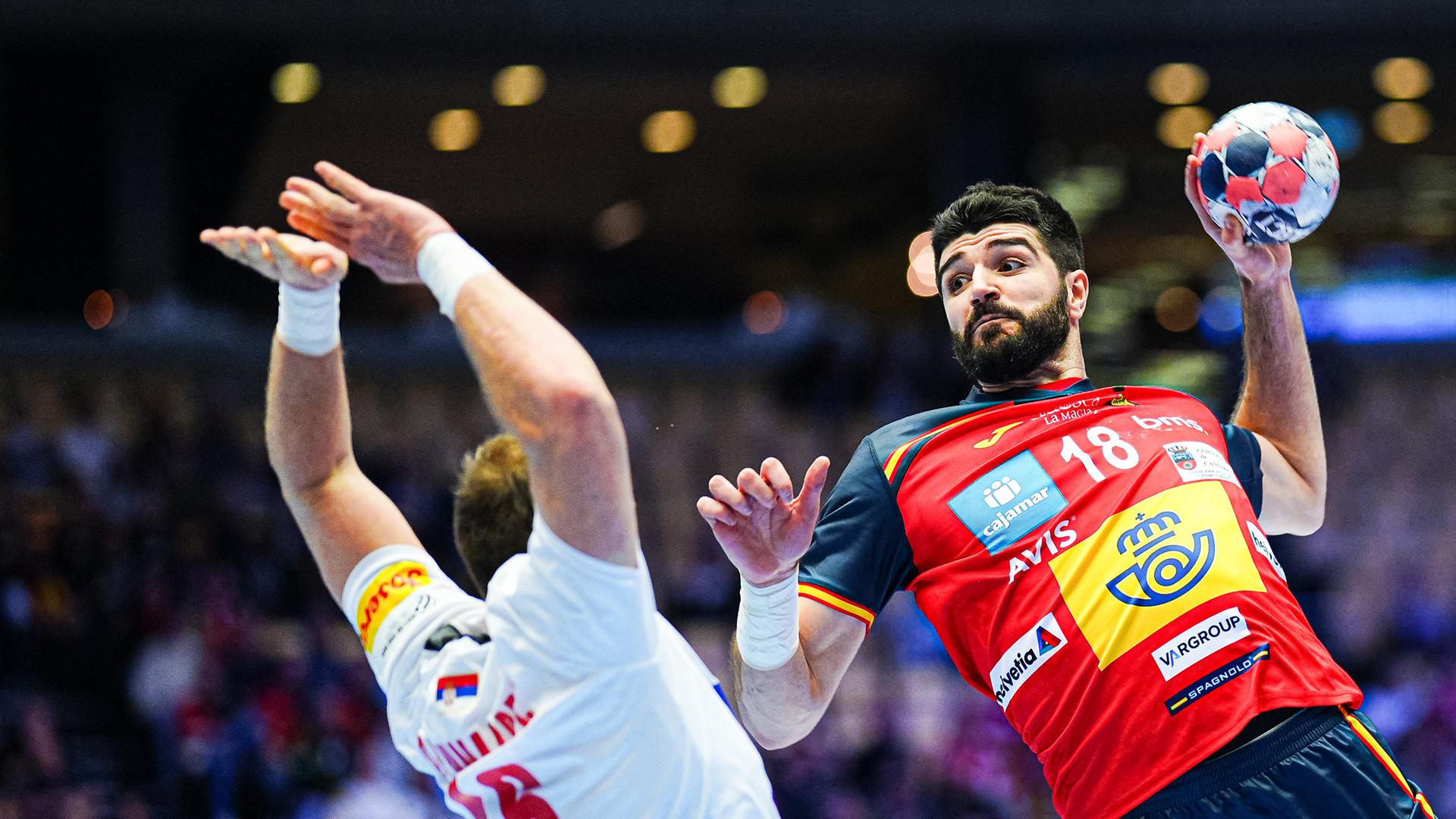 Spaniens Imanol Garciandia wirft ein Tor während der Handball Europameisterschaft 2026.