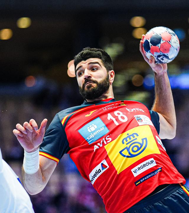 Spaniens Imanol Garciandia wirft ein Tor während der Handball Europameisterschaft 2026.