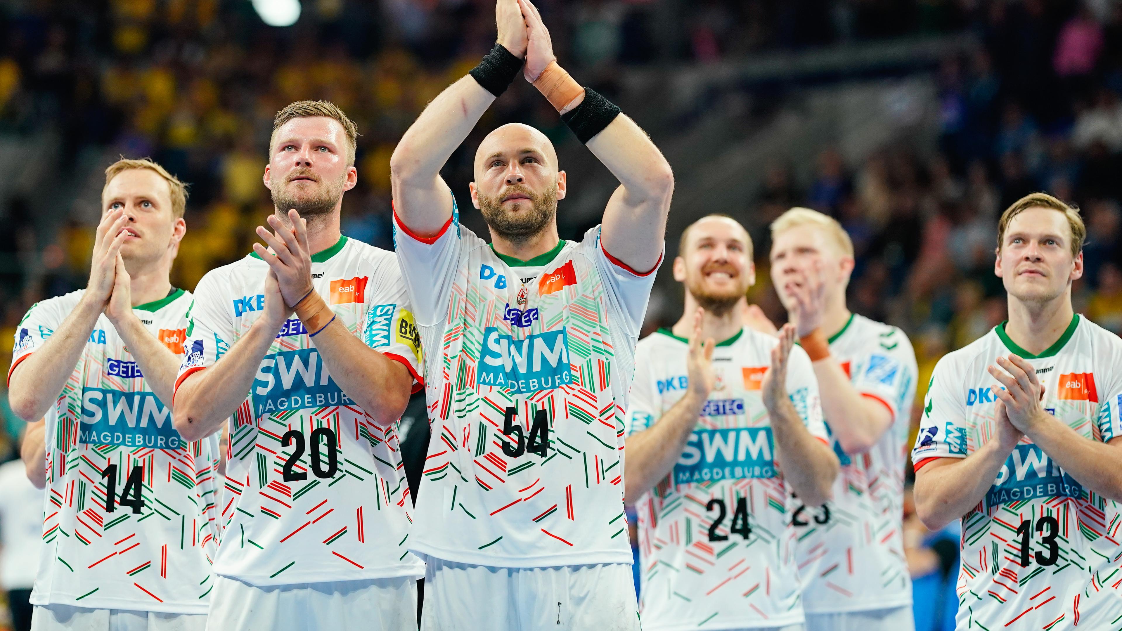 Spieler des SC Magdeburg feiern den Gewinn der deutschen Handball-Meisterschaft