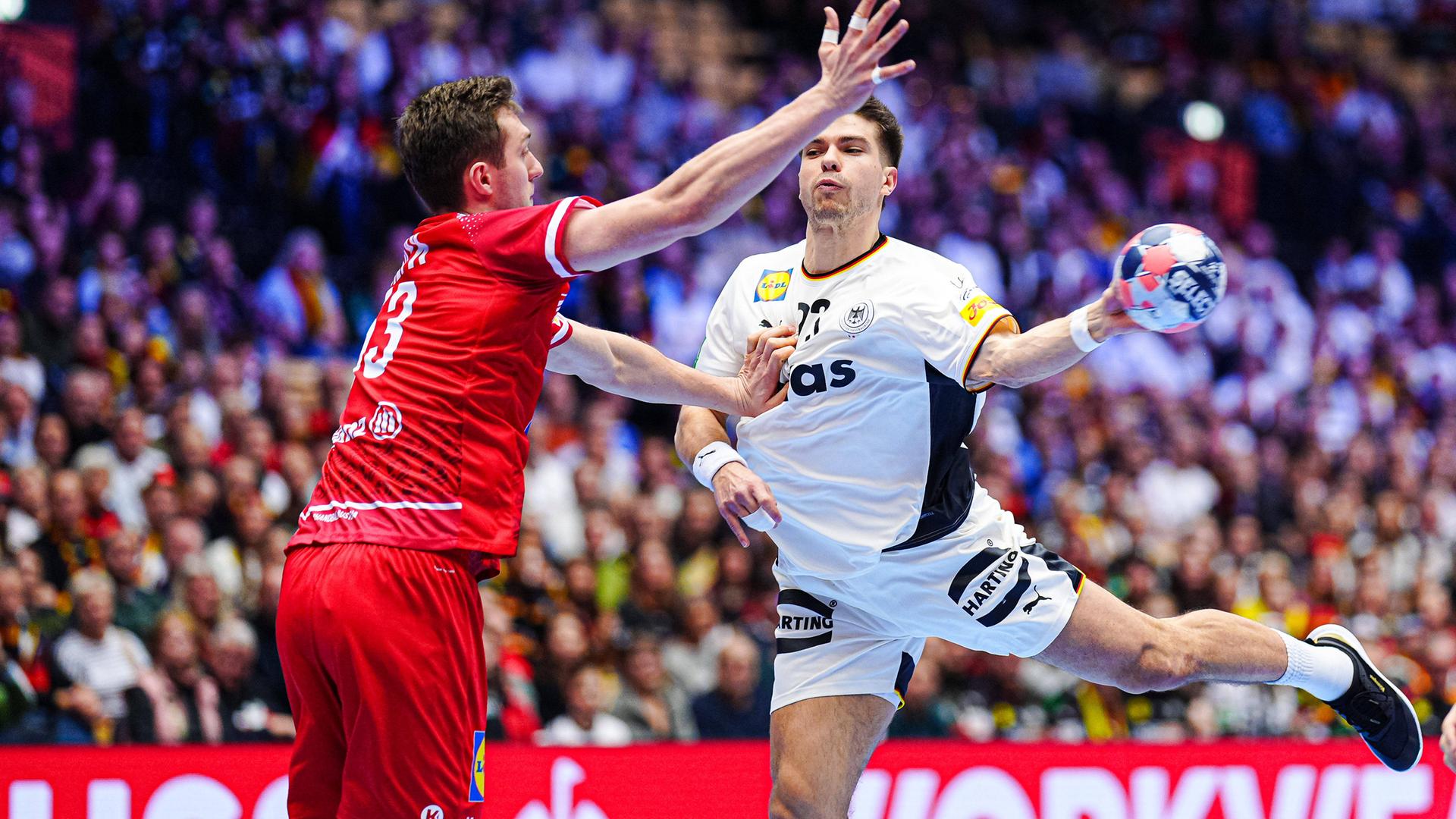 Renars Uscins beim Torwurf aus dem Rückraum