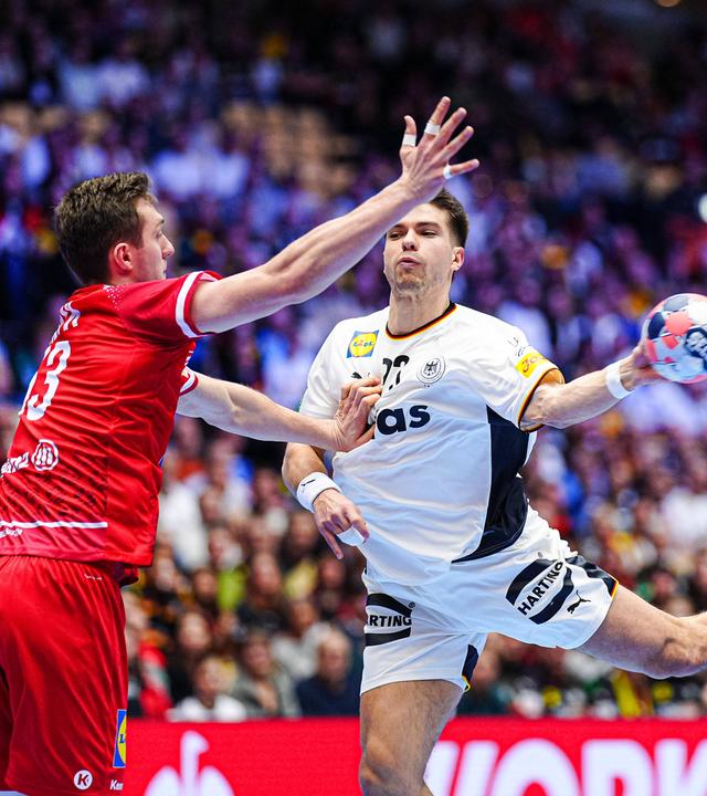 Renars Uscins beim Torwurf aus dem Rückraum