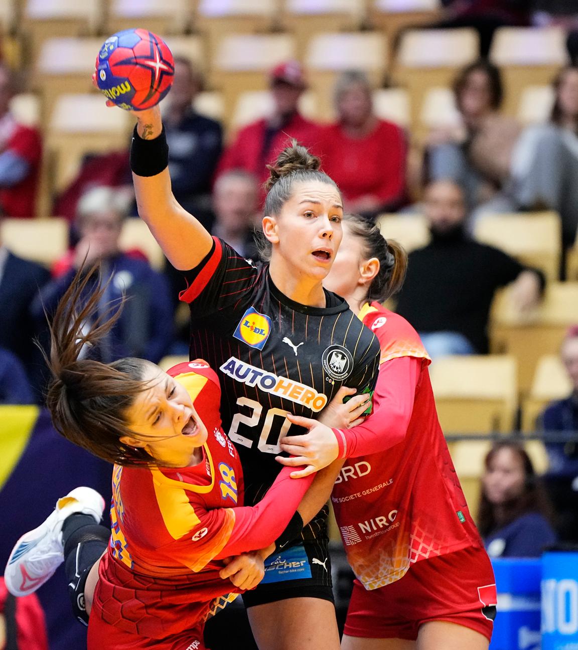 Deutschlands Emily Boelk während des Spiels der IHF Handball-Weltmeisterschaft der Frauen zwischen Deutschland und Rumänien am 07.12.2023 in Dänemark.