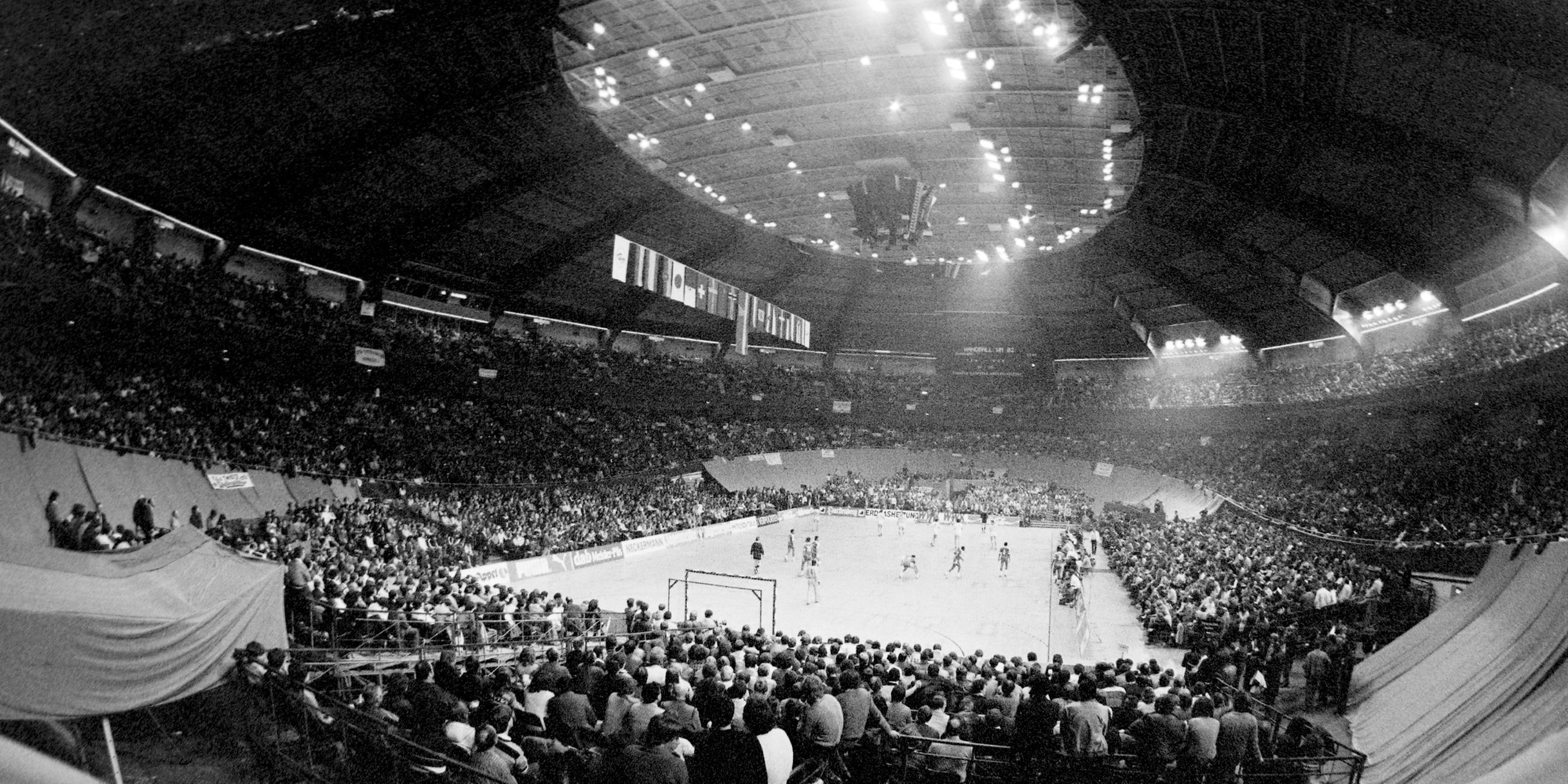 Das Bild zeigt die Dortmunder Westfalenhalle, die als größte Arena der Zeit Platz für 13.000 Fans bot.