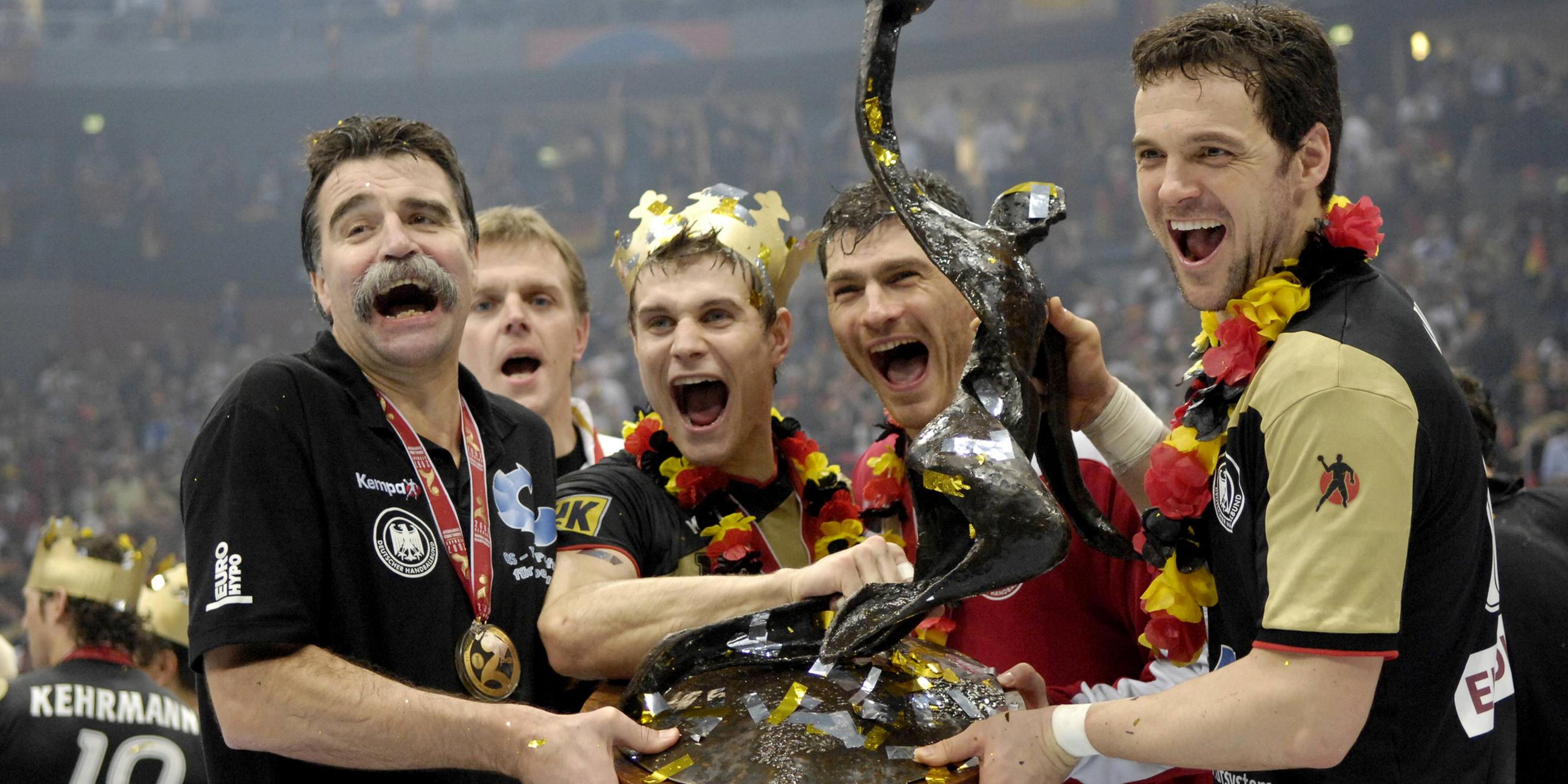 Für Bundestrainer Heiner Brand (links) war es die Krönung, neben ihm feierten Martin Heuberger, Michael Kraus, Fritz und Kapitän das Handballwunder.