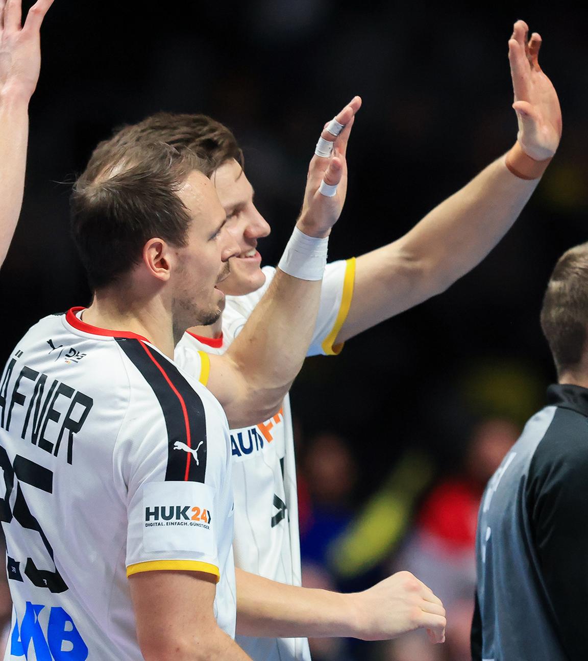 Das deutsche Team freut sich über den Sieg im Finalspiel gegen Norwegen am 29.01.2023 in Stockholm. 