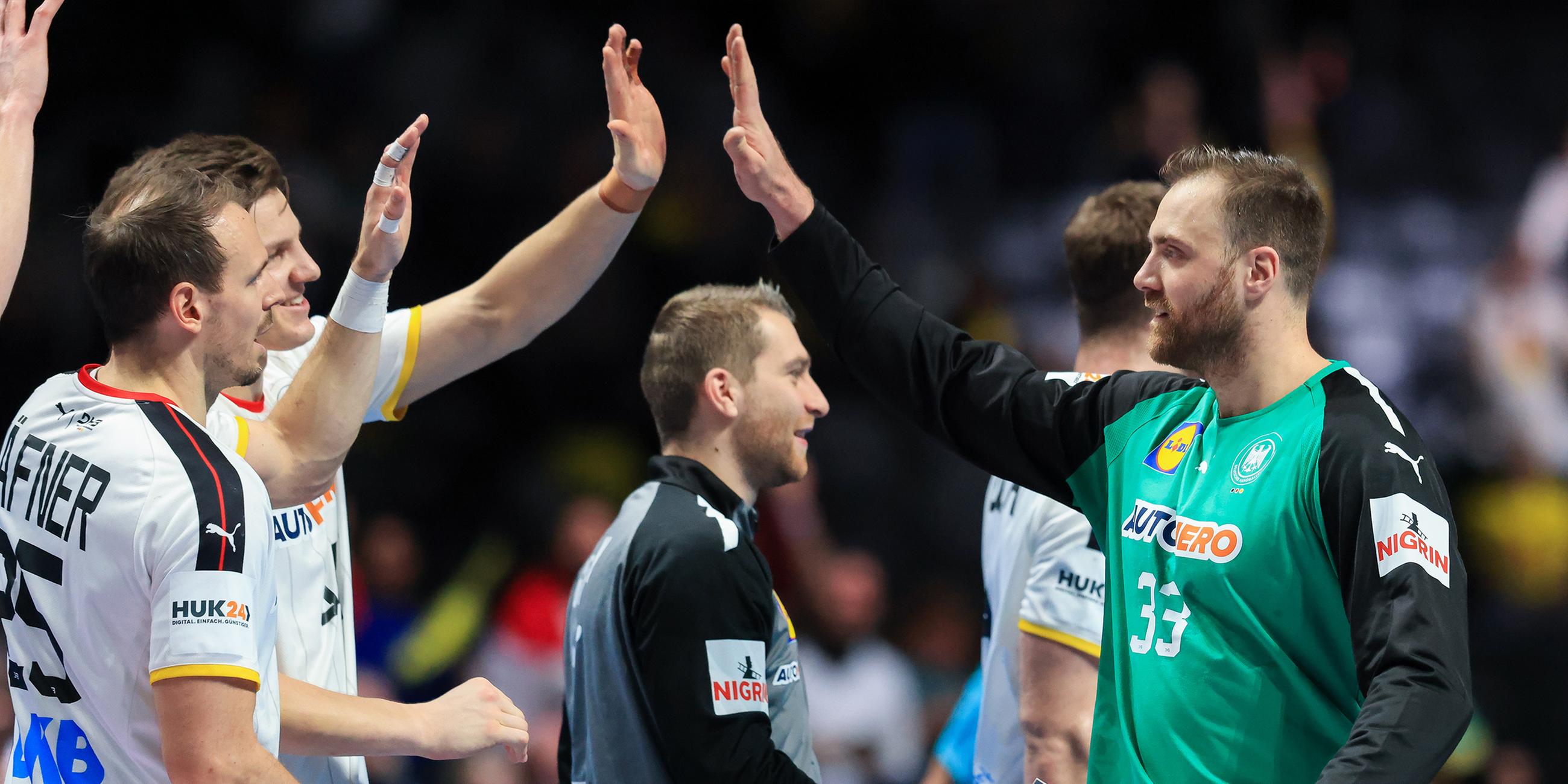 Das deutsche Team freut sich über den Sieg im Finalspiel gegen Norwegen am 29.01.2023 in Stockholm. 