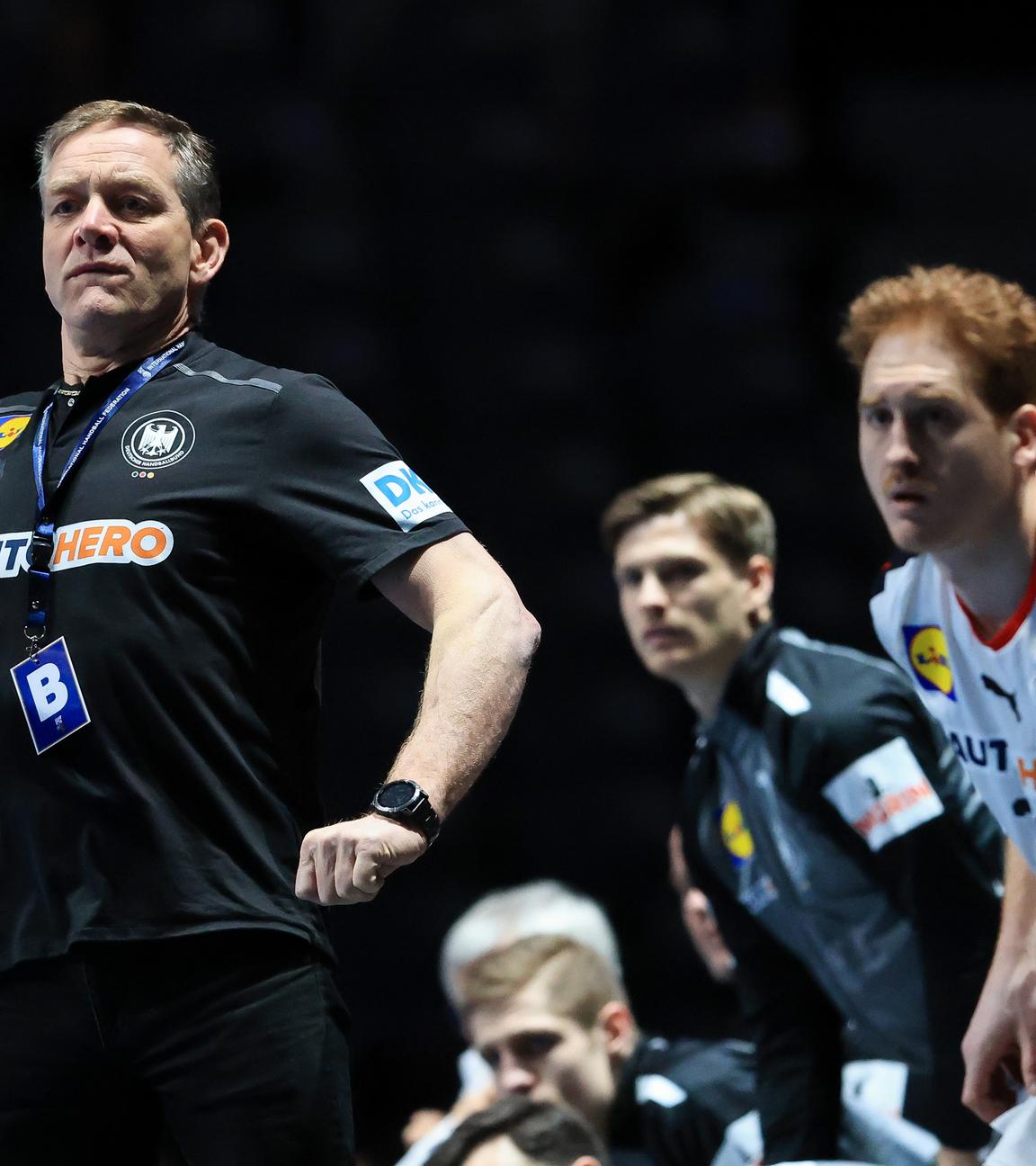 Schweden, Stockholm: Handball: WM, Deutschland - Norwegen, Finalrunde, Spiel um Platz 5 in der Tele2 Arena. Deutschlands Trainer Alfred Gislason (l) fiebert am Spielfeldrand mit.