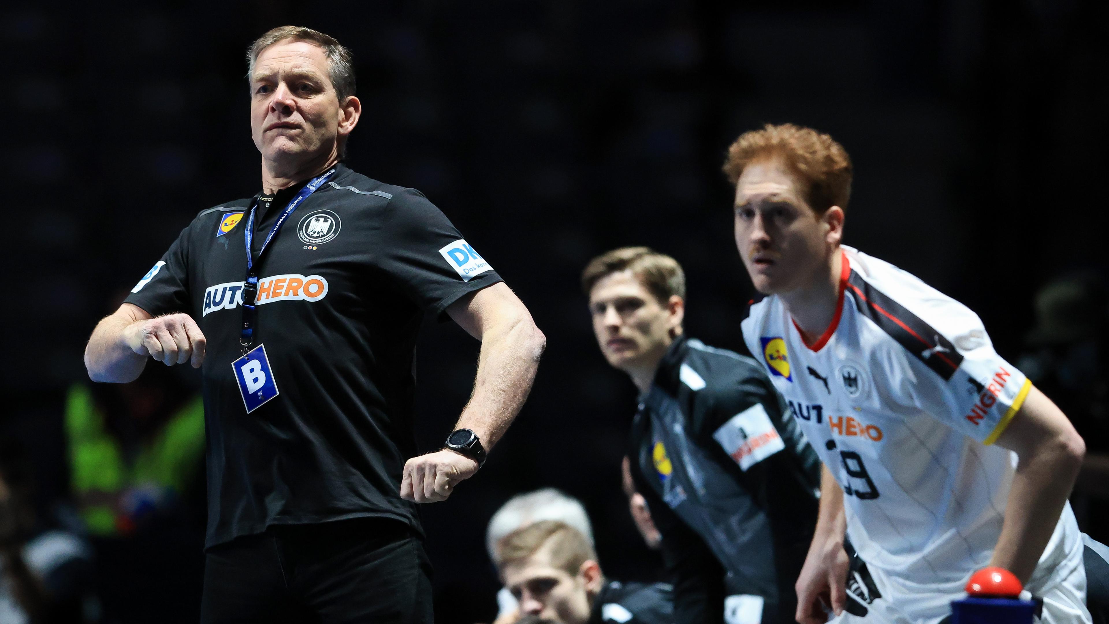 Schweden, Stockholm: Handball: WM, Deutschland - Norwegen, Finalrunde, Spiel um Platz 5 in der Tele2 Arena. Deutschlands Trainer Alfred Gislason (l) fiebert am Spielfeldrand mit.