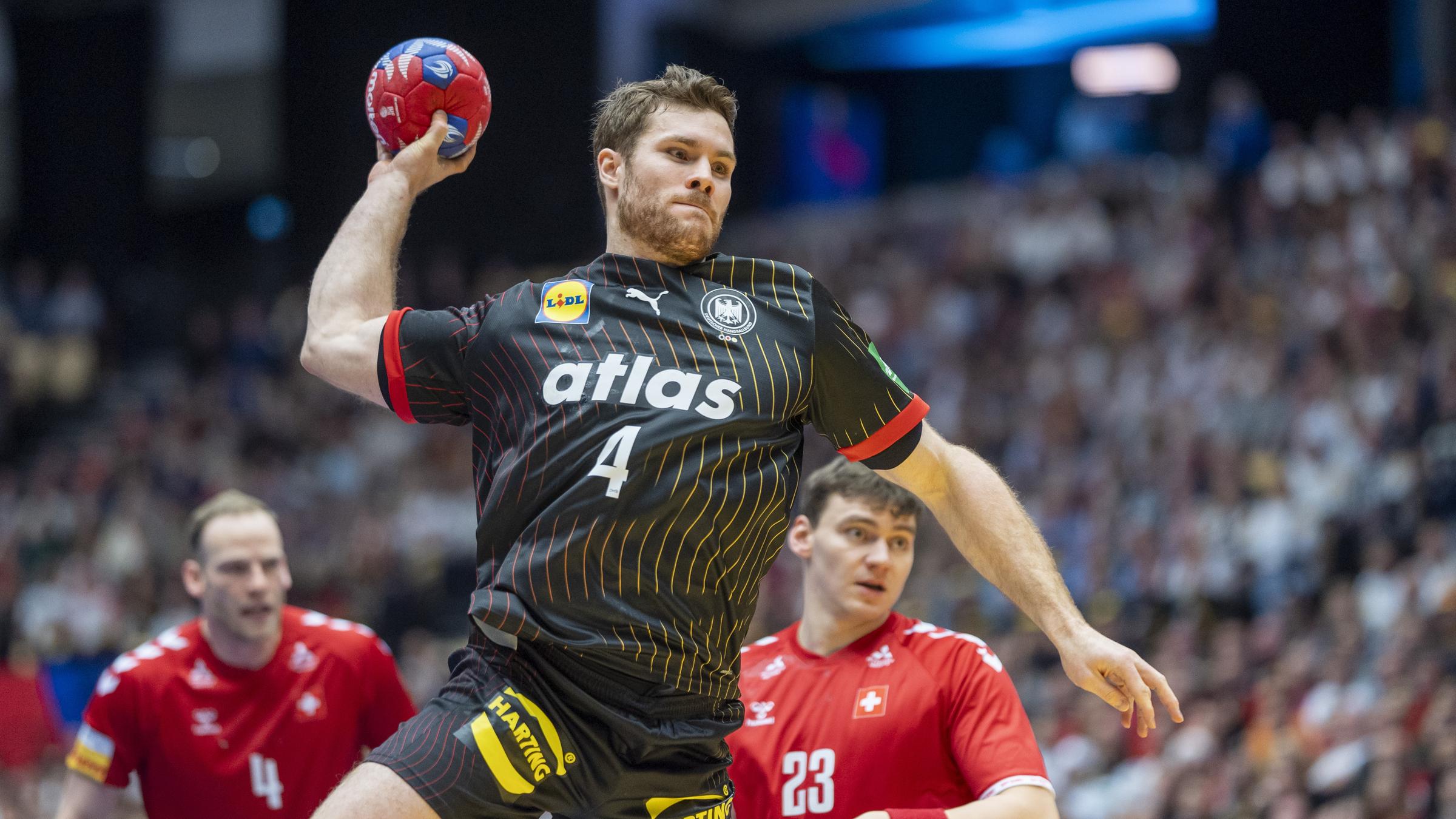 Deutschlands Johannes Golla wirft auf das Tor der Schweiz.