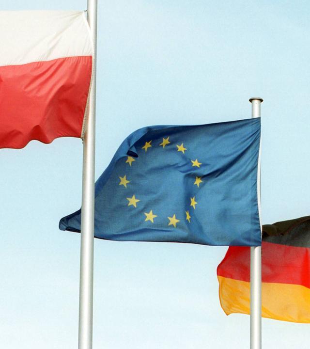 Drei Flaggen im Wind: Die Polnische, die Europa-Flagge und die Deutsche