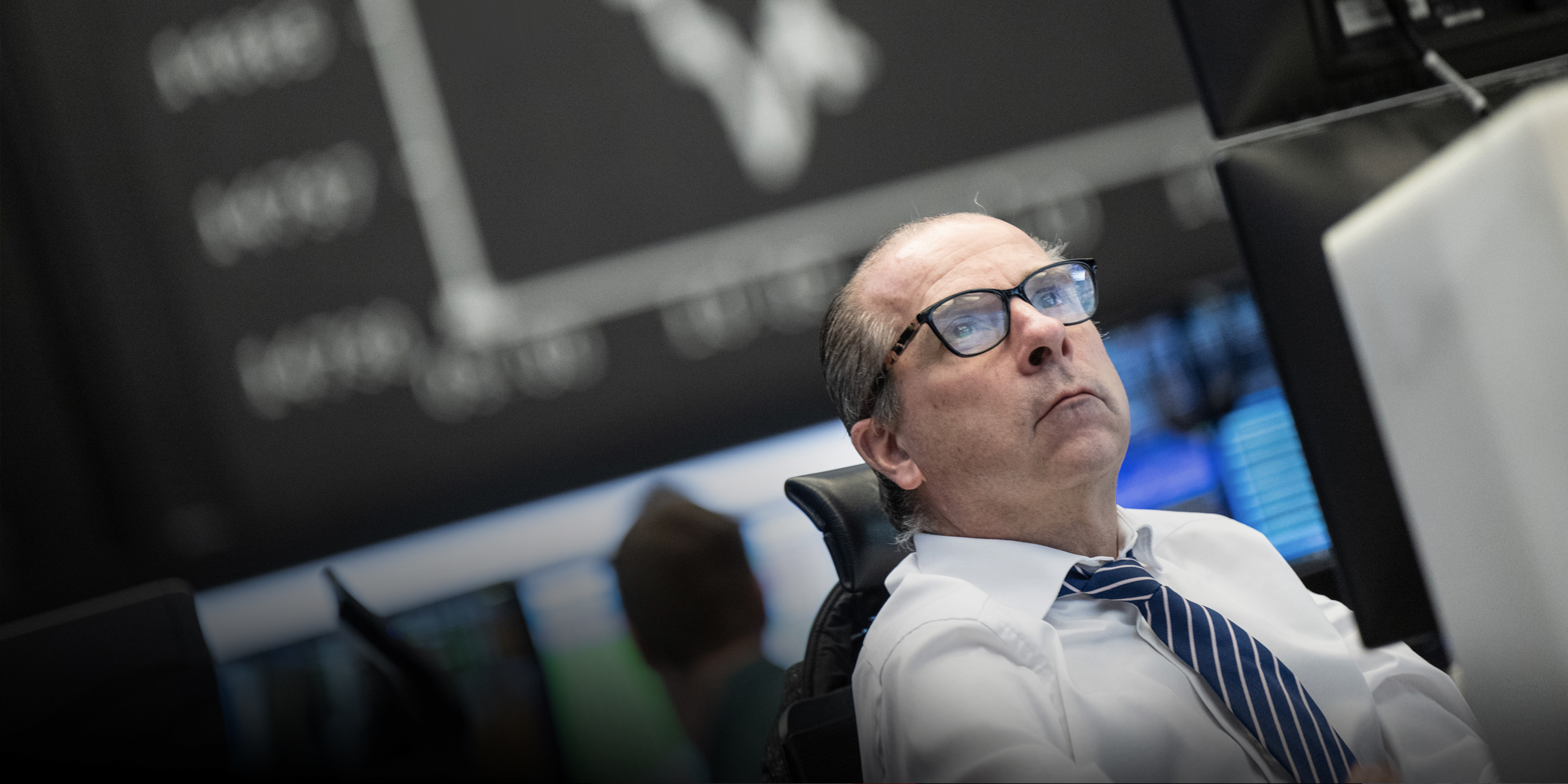 Ein Aktienhändler an der Börse beobachtet die Kursentwicklung auf seinem Monitor. 