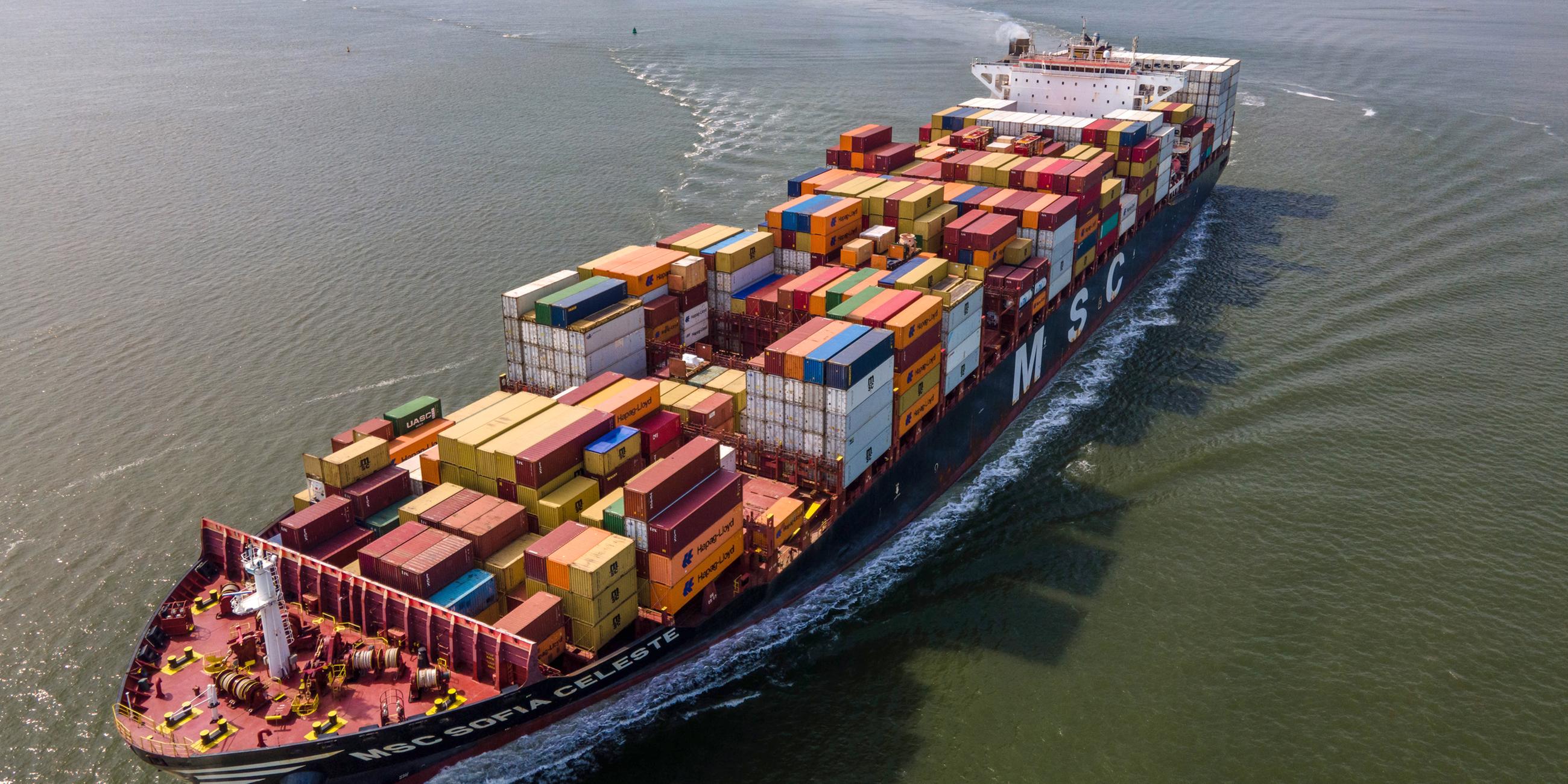 Containerschiff aus Portugal auf dem Weg zum Hafen von Antwerpen