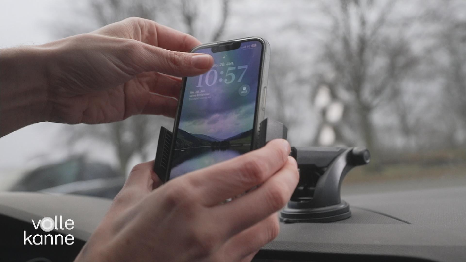 Jemand Steck Handy im Auto in eine Halterung