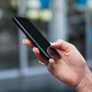 Frau hält ein Handy