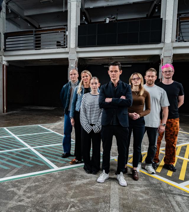 Zu sehen sind Moderator Jo Schück und die sechs Gäste der 13 Fragen Folge.