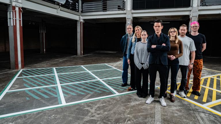 Zu sehen sind Moderator Jo Schück und die sechs Gäste der 13 Fragen Folge.