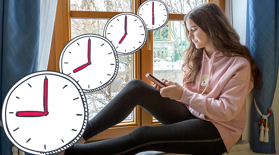 Mädchen sitzt am Fenster mit Handy, Uhren zeigen an, dass drei Stunden vergangen sind.