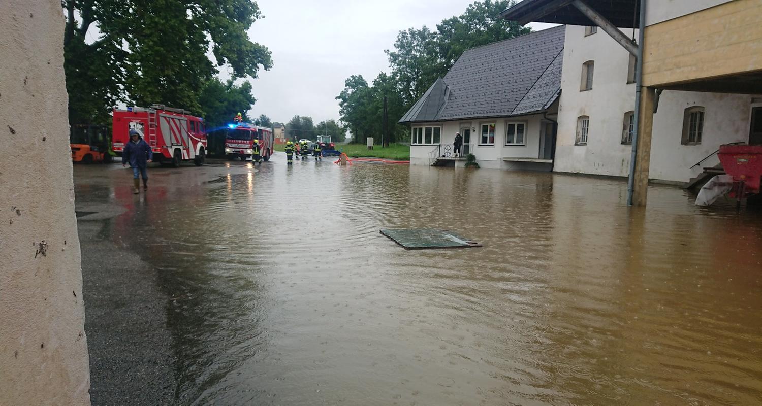 Österreich, Deutschlandsberg: Einsatzkräfte versuchen die Wassermassen abzupumpen.