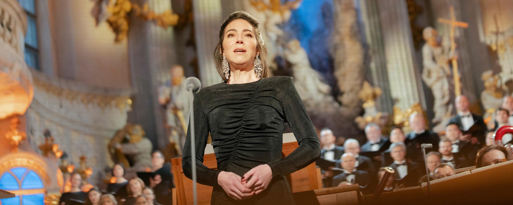 "Adventskonzert aus Dresden": Die Sopranistin Hanna-Elisabeth Müller singt. Sie ist bekleidet mit einem schwarzen Abendkleid.