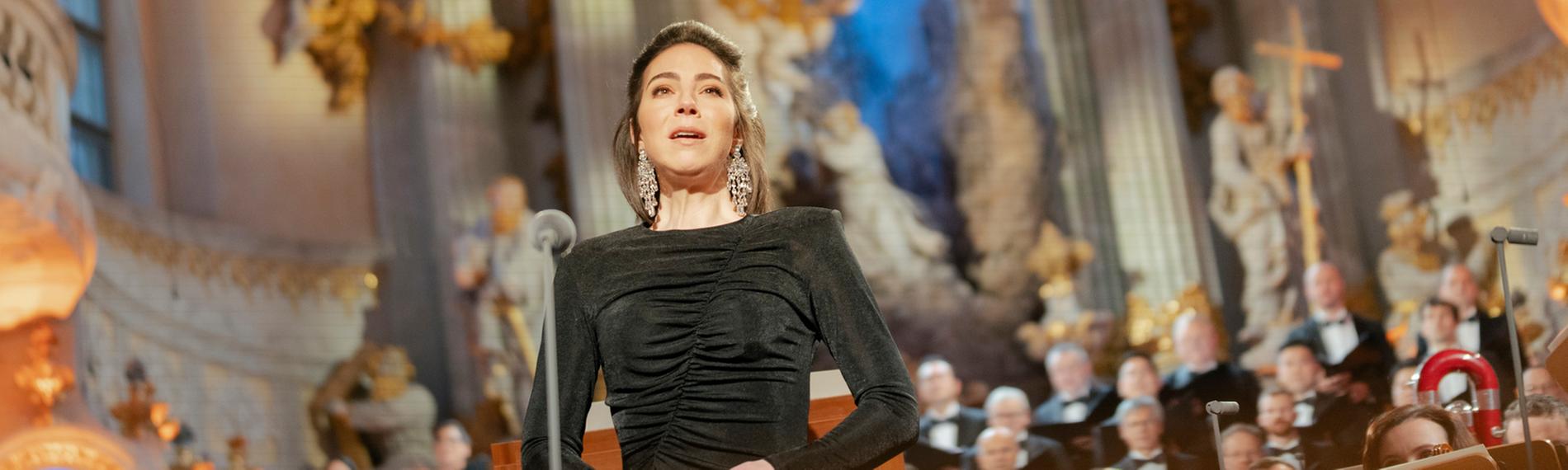 "Adventskonzert aus Dresden": Die Sopranistin Hanna-Elisabeth Müller singt. Sie ist bekleidet mit einem schwarzen Abendkleid.