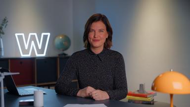 ZDF-Wirtschaftsexpertin Hanna Zimmermann im Studio von "WISO - Wirtschaft erklärt"