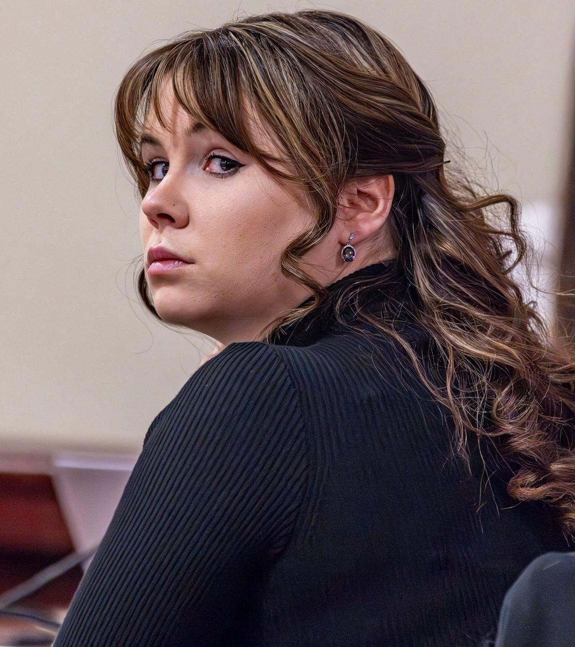 Hannah Gutierrez-Reed, die ehemalige Waffenmeisterin beim Film "Rust", hört den Schlussplädoyers ihres Prozesses im Gerichtsgebäude des ersten Gerichtsbezirks in Santa Fe am 06.03.2024 zu.