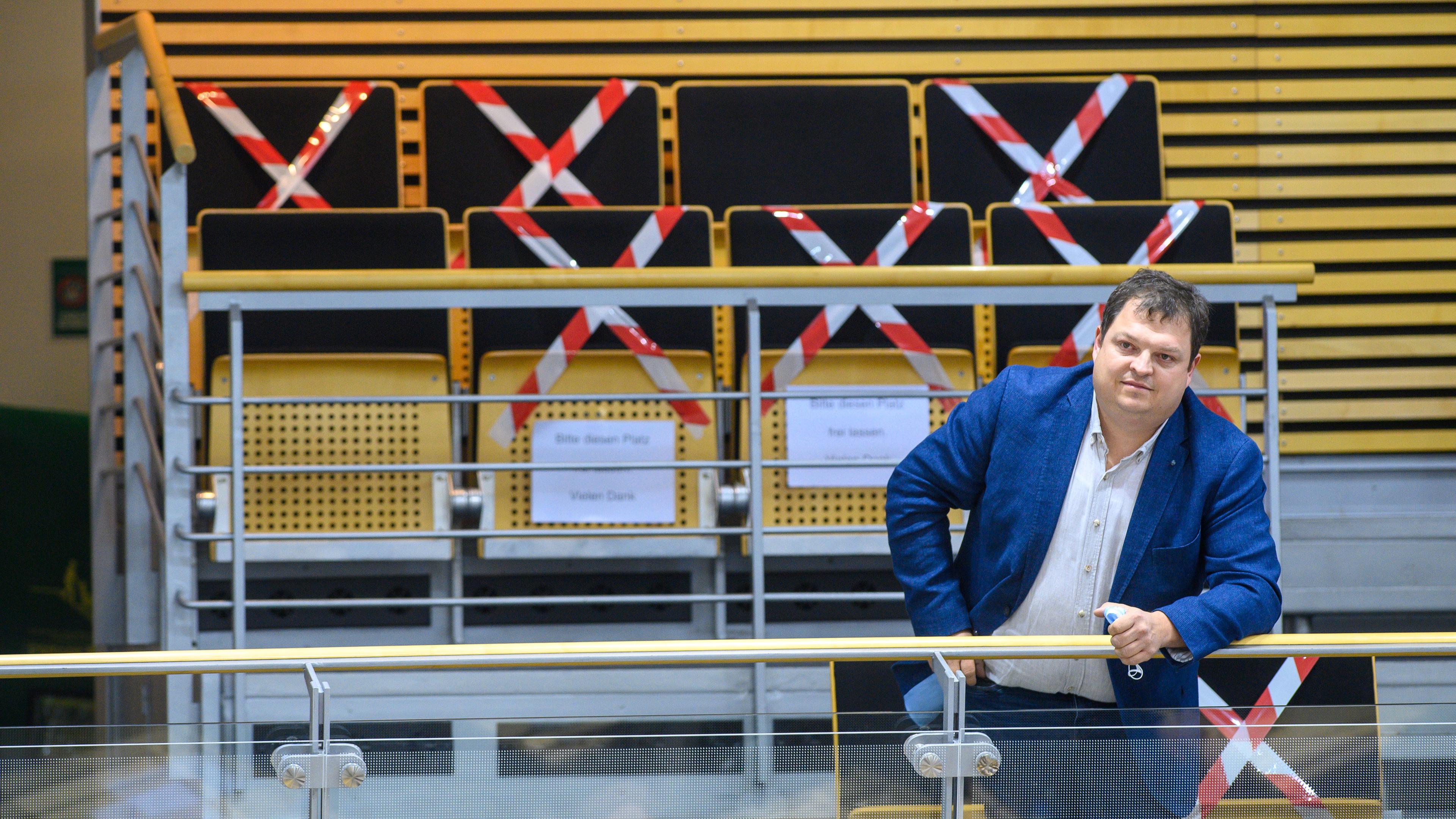 Archiv: Hannes Loth (AfD) steht auf der Zuschauertribüne im Landtag von Sachsen-Anhalt. 