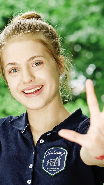 Hanni und Nanni (Jana und Sophia Münster) blicken lachend in die Kamera.