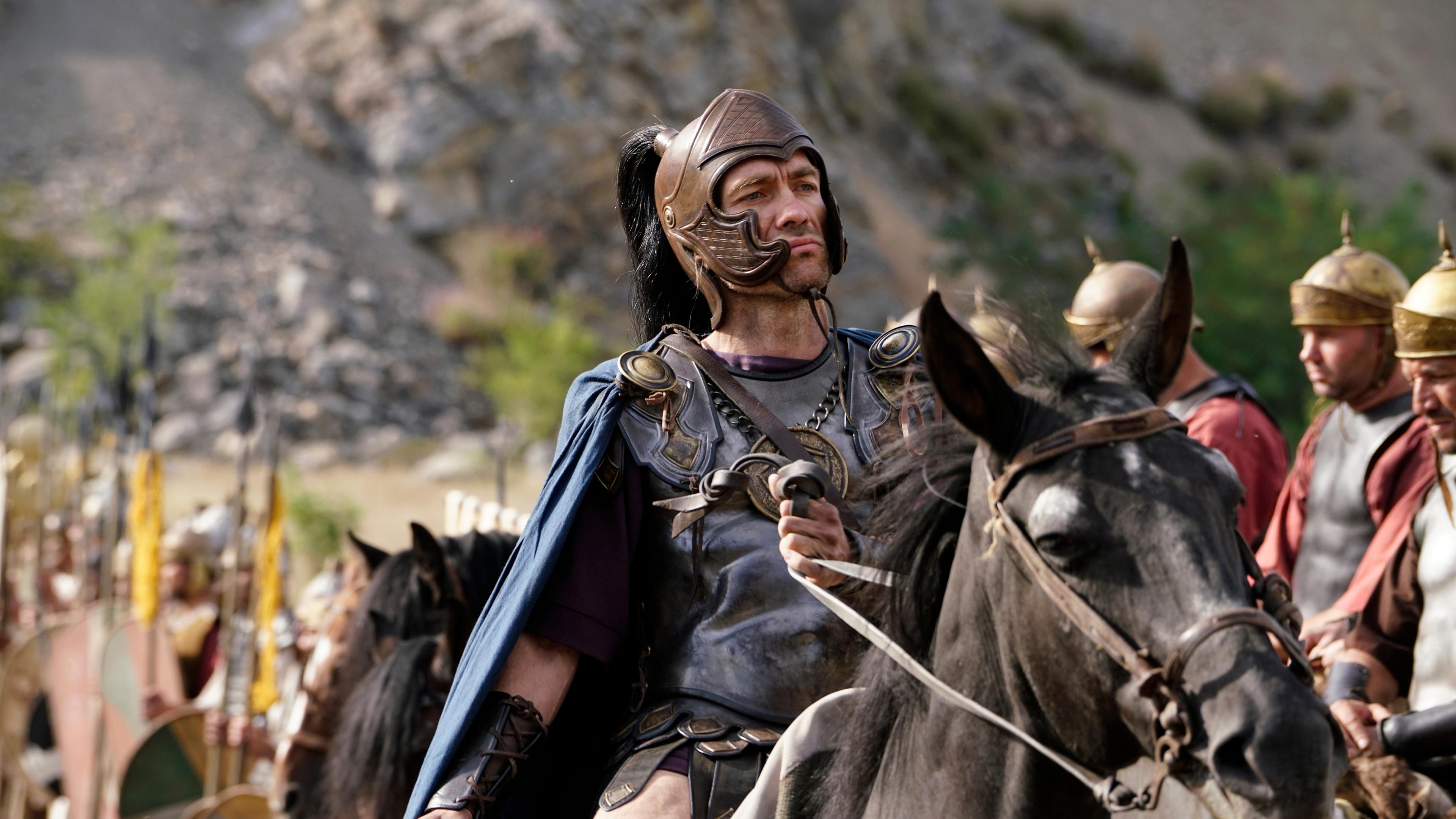 Hannibal schwört seine Männer auf die Strapazen der Alpenüberquerung ein.