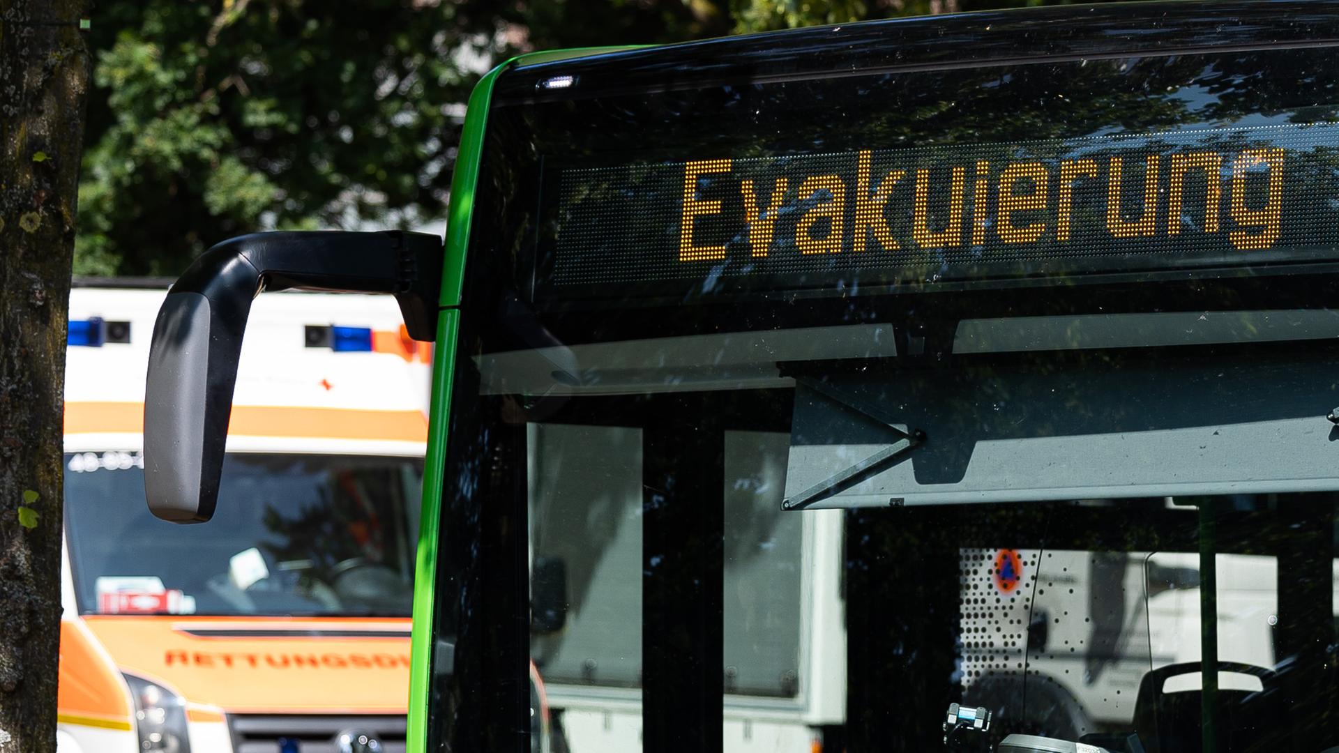 Ein Bus mit der Aufschrift "Evakuierung" in Hannover