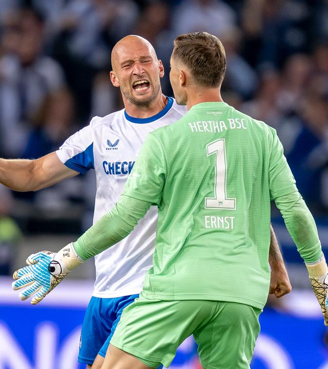 Toni Leistner (Hertha BSC, l) jubelt.
