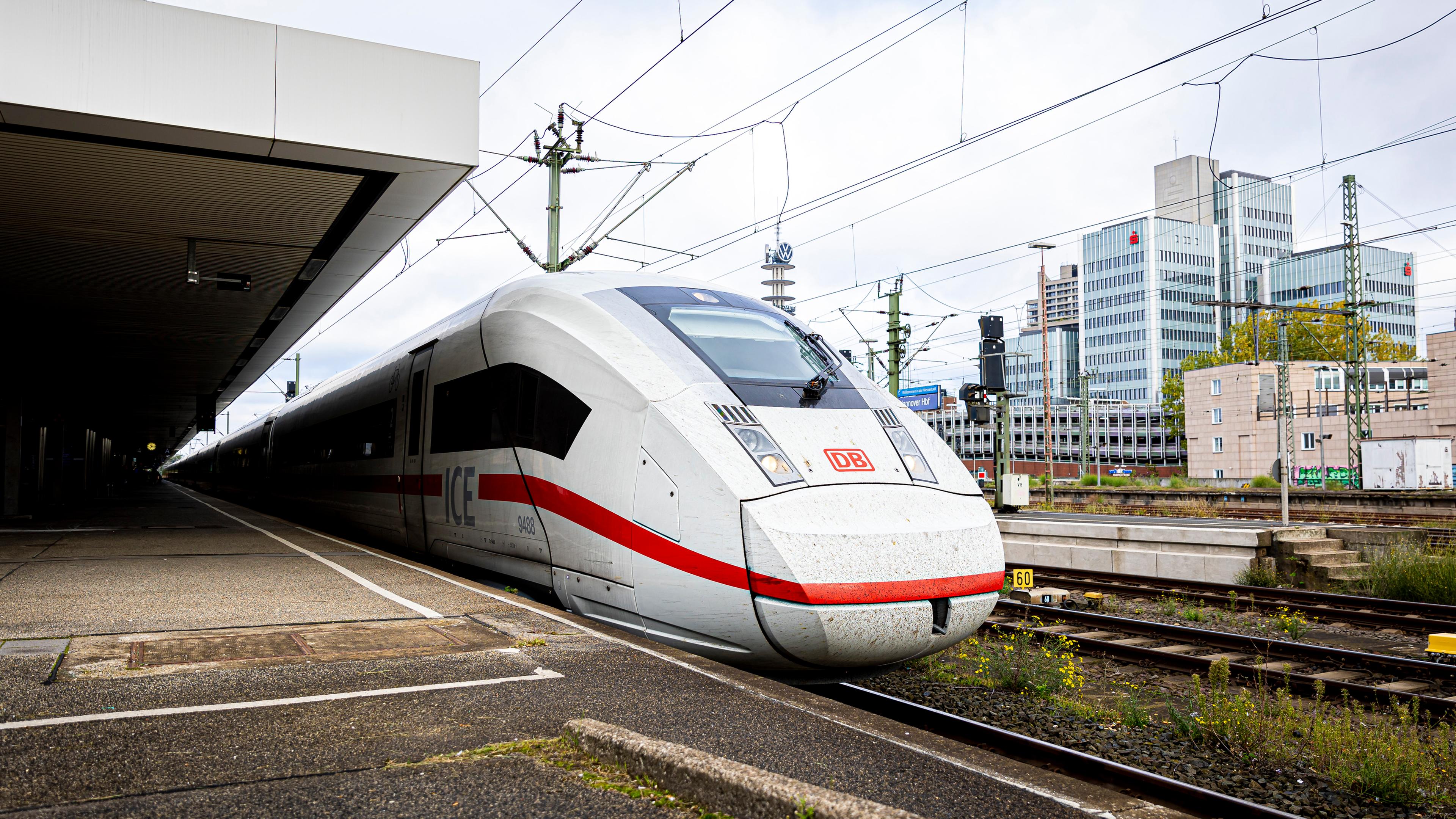 Niedersachsen, Hannover: Ein ICE steht im Hauptbahnhof Hannover an einem verwaisten Bahnsteig, nachdem der Fernverkehr in Norddeutschland zum Erliegen gekommen ist.