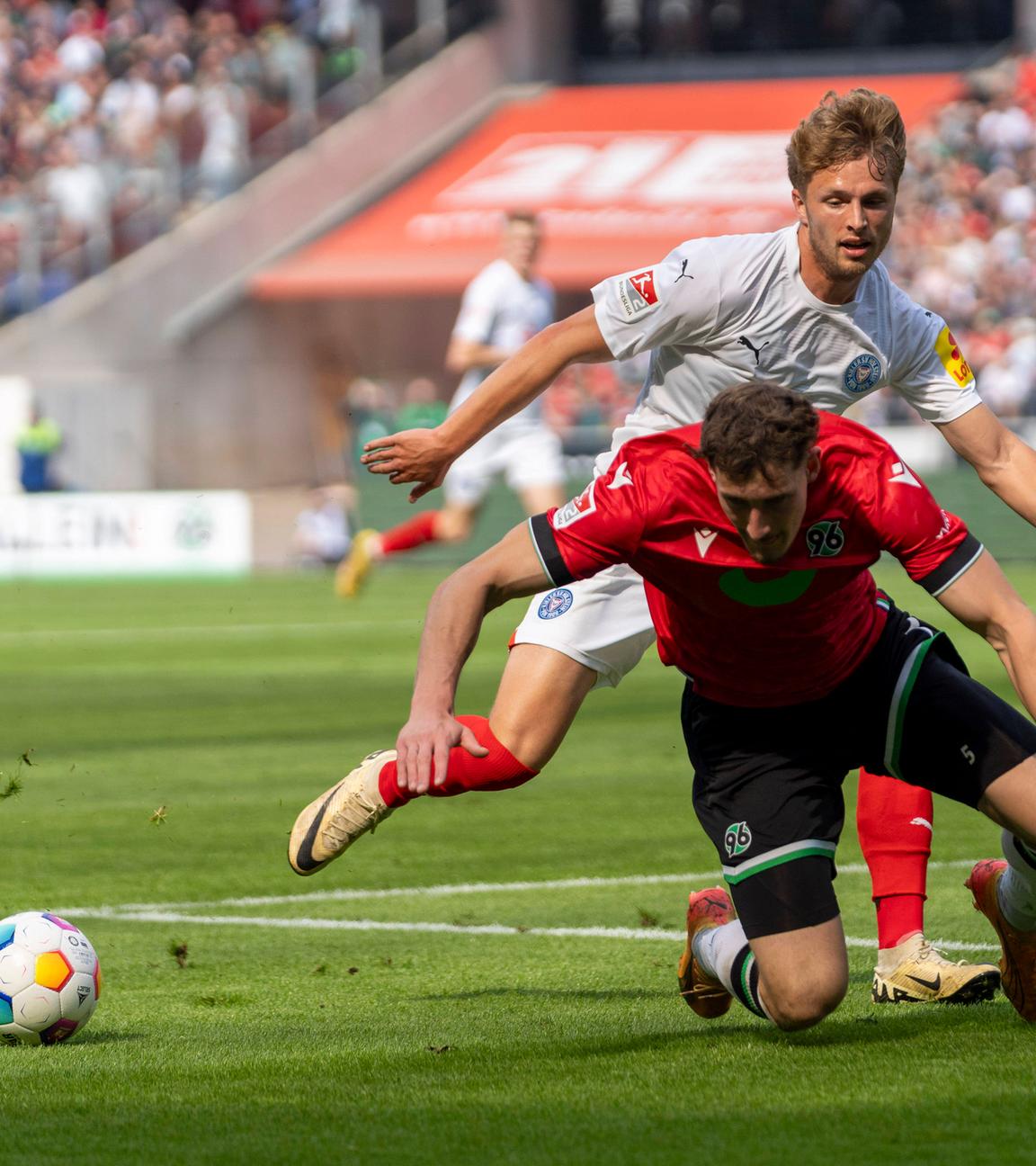 Jann-Fiete Arp (Kiel) und Phil Neumann (Hannover) kämpfen um den Ball am 19.05.24.