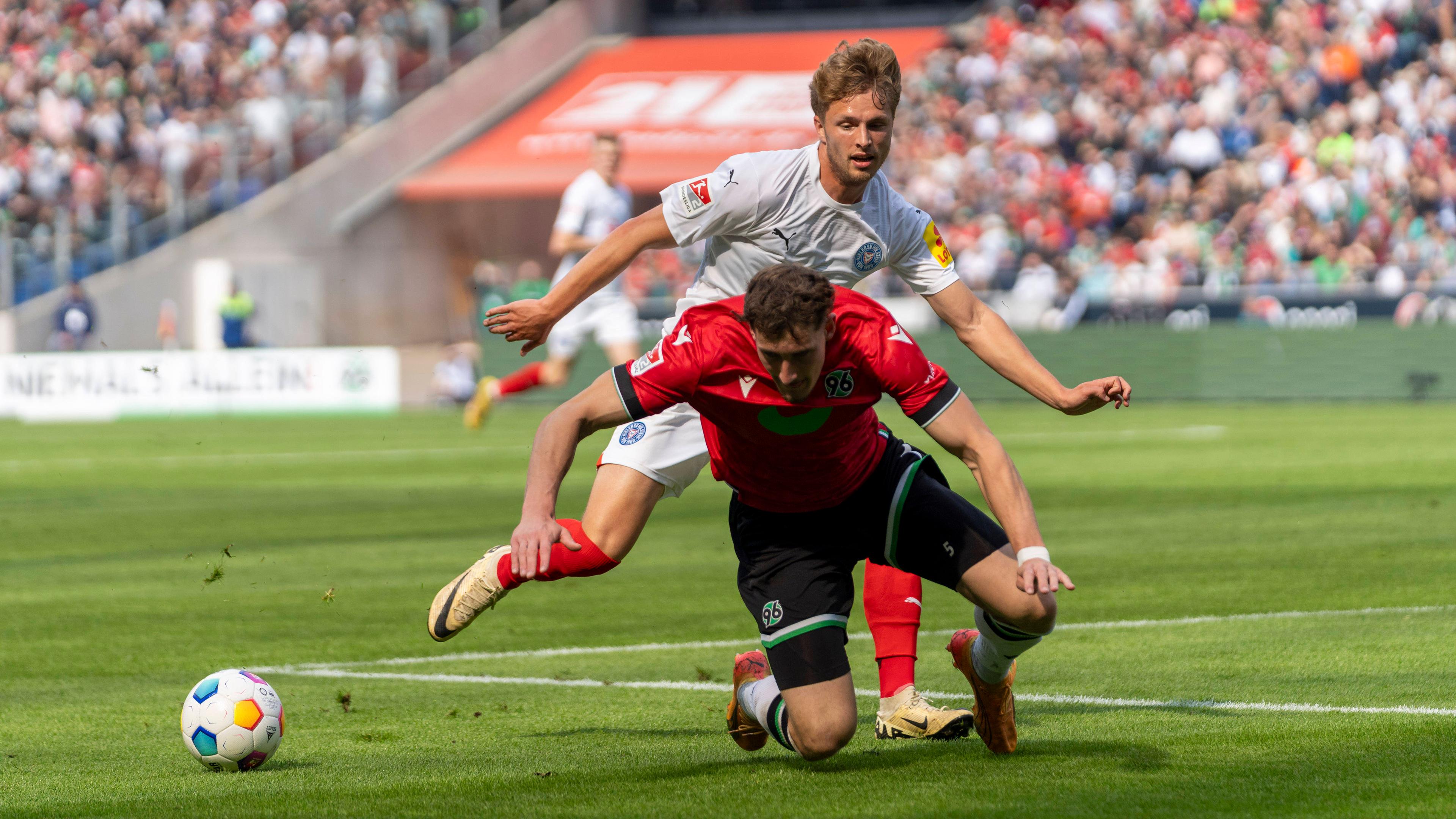 Jann-Fiete Arp (Kiel) und Phil Neumann (Hannover) kämpfen um den Ball am 19.05.24.