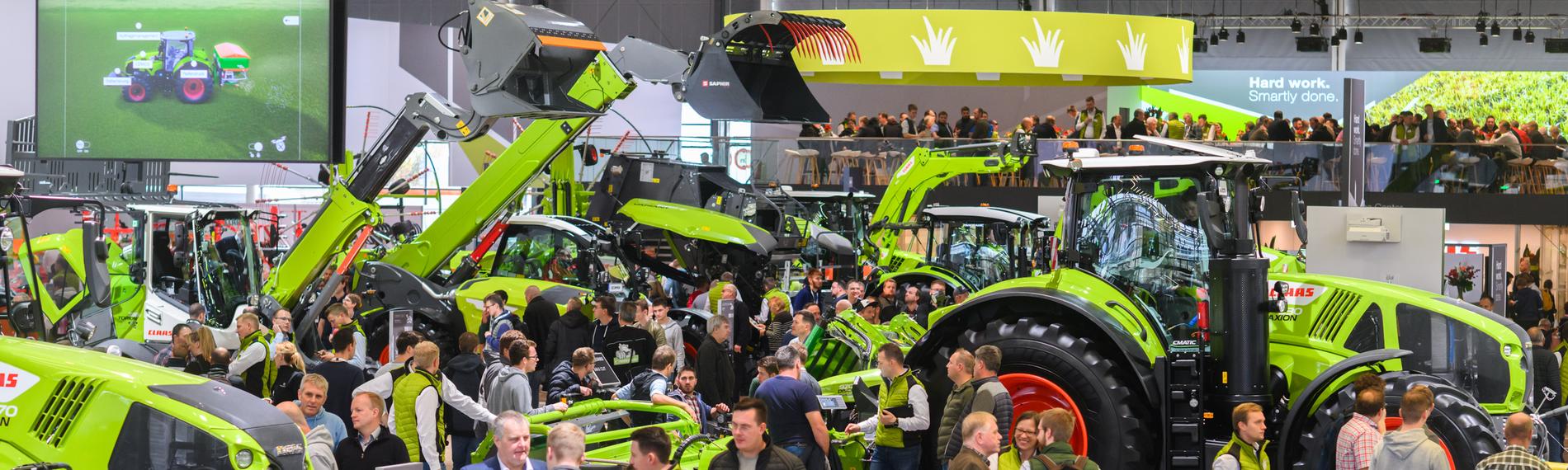 12.11.2023, Niedersachsen, Hannover: Traktoren stehen am Stand von Claas auf der Landtechnik-Leitmesse Agritechnica. 