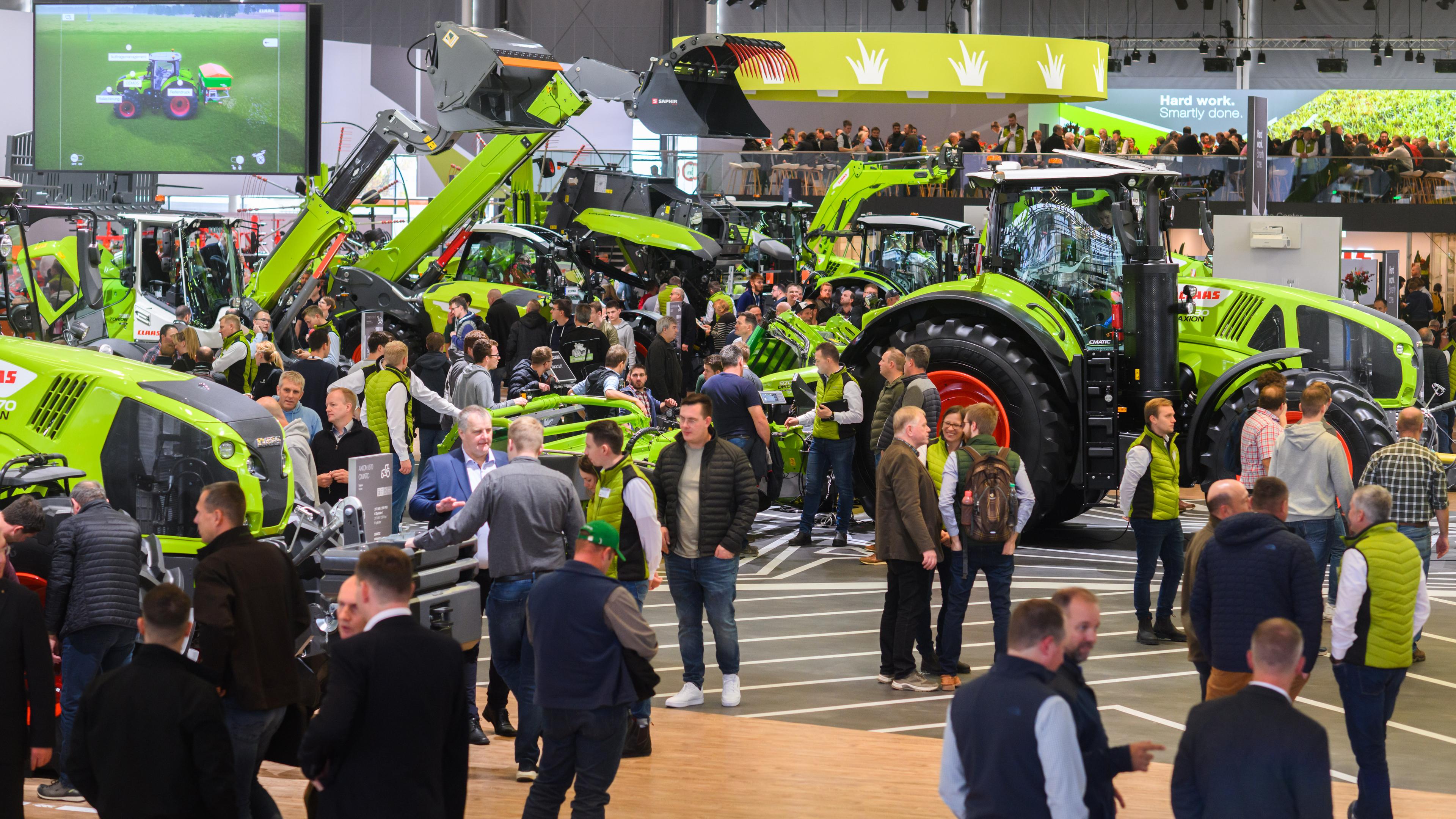 12.11.2023, Niedersachsen, Hannover: Traktoren stehen am Stand von Claas auf der Landtechnik-Leitmesse Agritechnica. 