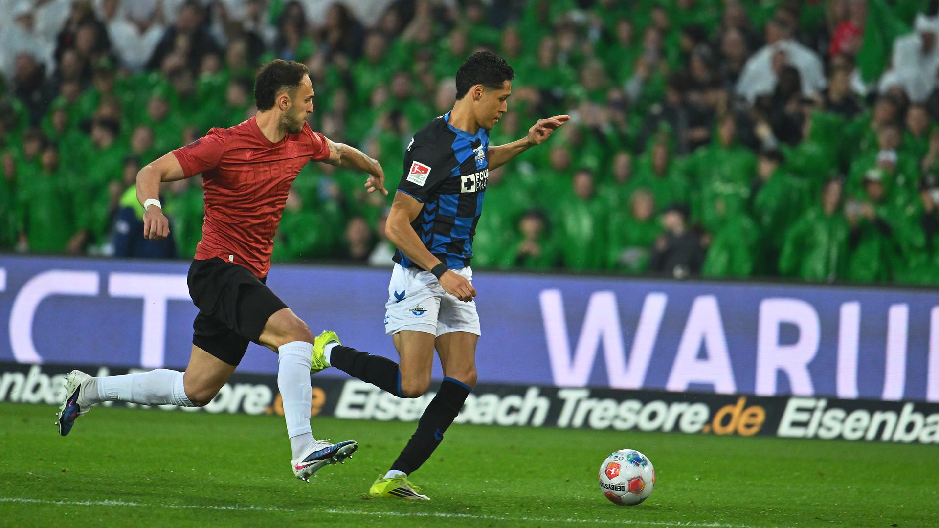 Santiago Castaneda (SC Paderborn 07) im Duell mit Virgil Ghita (Hannover 96).