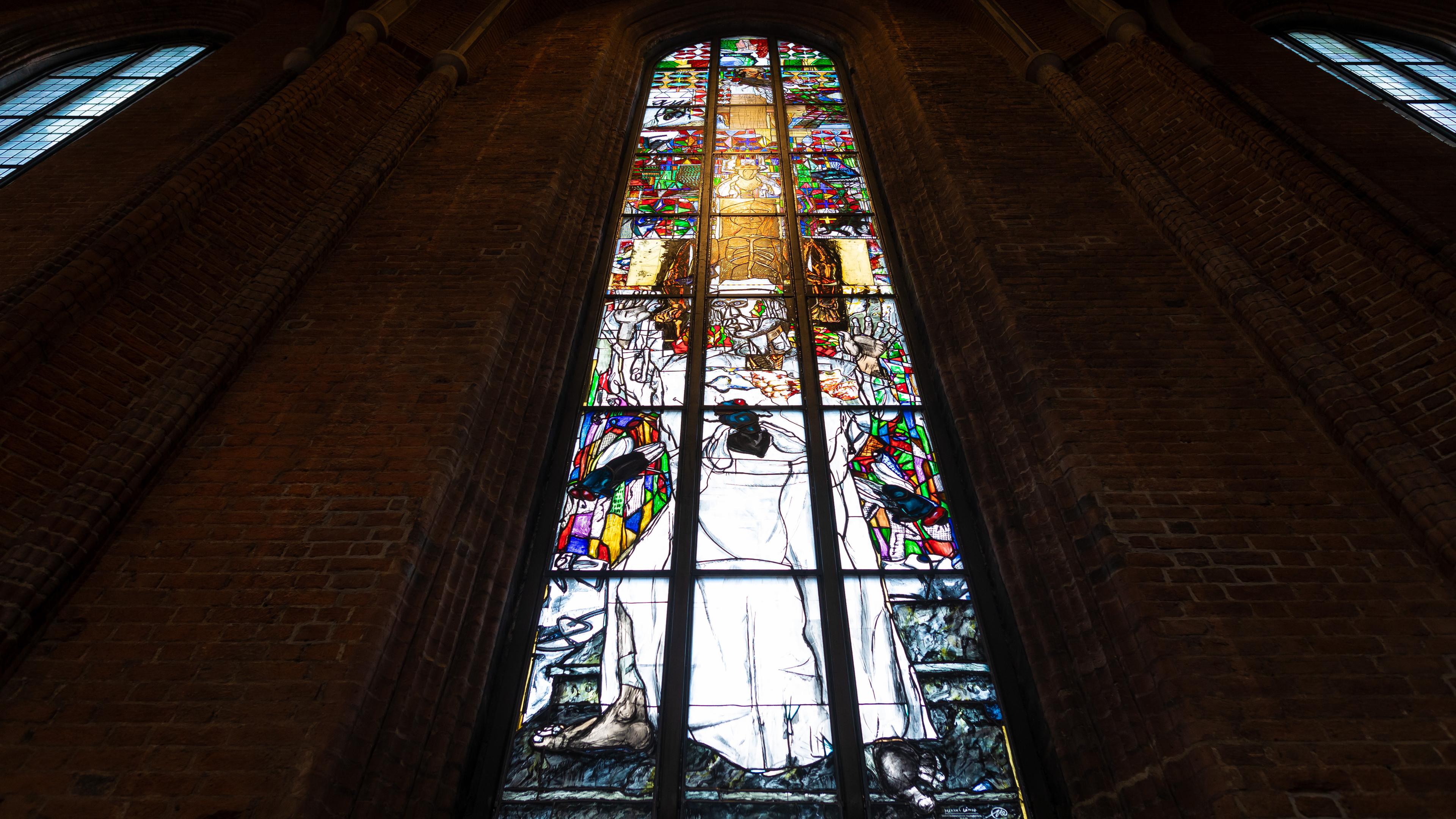 Niedersachsen, Hannover: Durch das neue Reformationsfenster des Künstlers Markus Lüpertz in der Marktkirche scheint Tageslicht in die Kirche. 