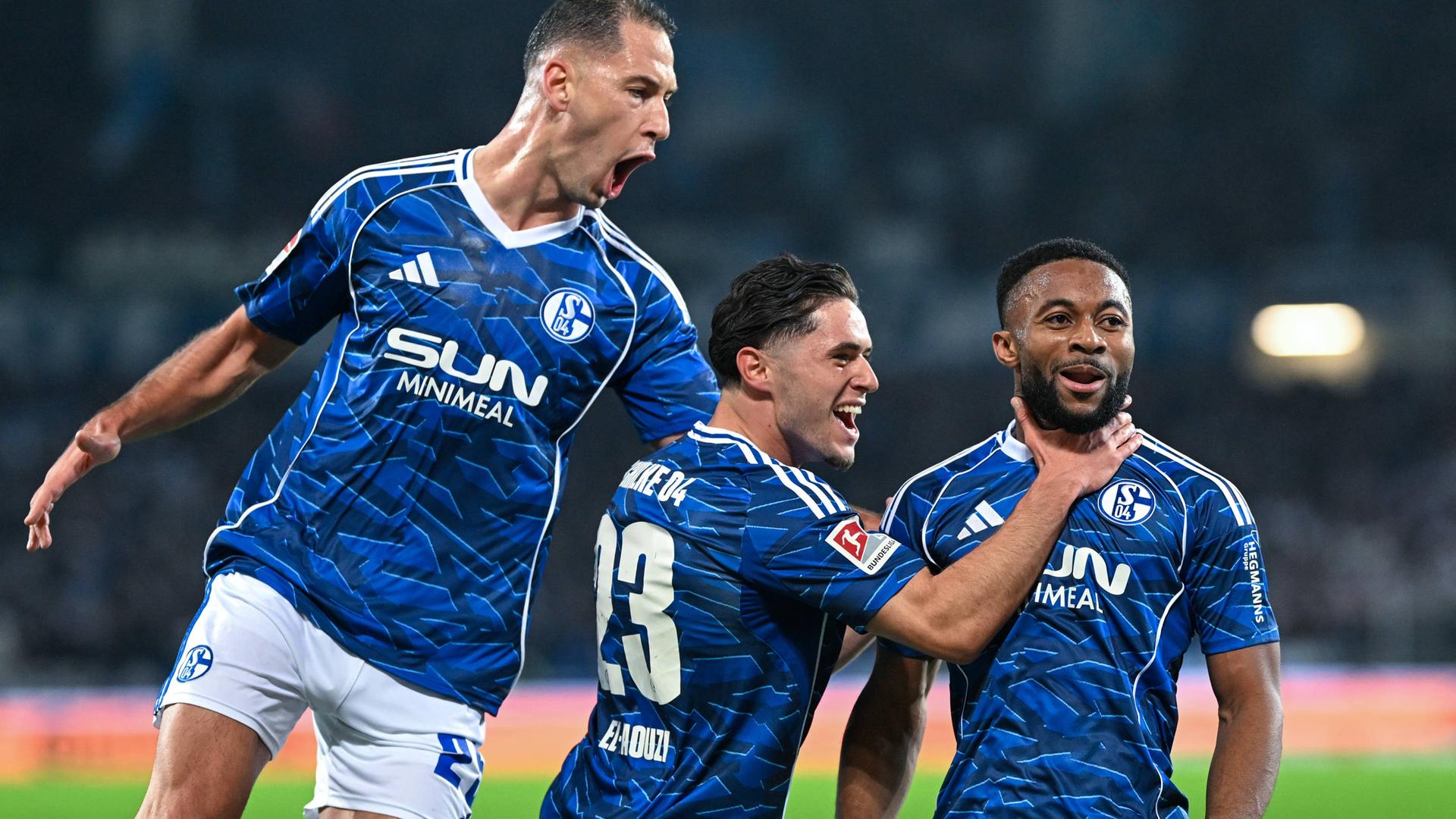 Moussa Sylla (Schalke 04) und Soufiane El-Faouzi (Schalke 04) jubeln. 