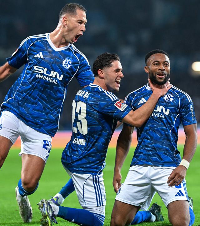 Moussa Sylla (Schalke 04) und Soufiane El-Faouzi (Schalke 04) jubeln. 